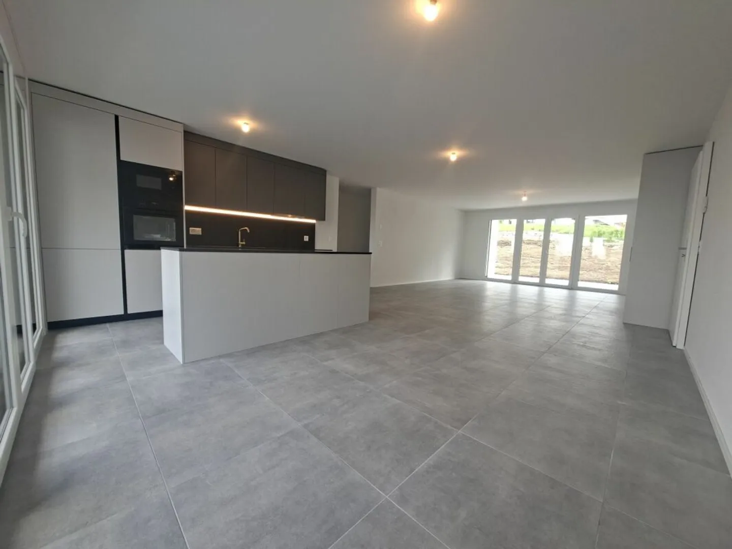 Modern 3.5-Room Apartment - Photo 1 of 11