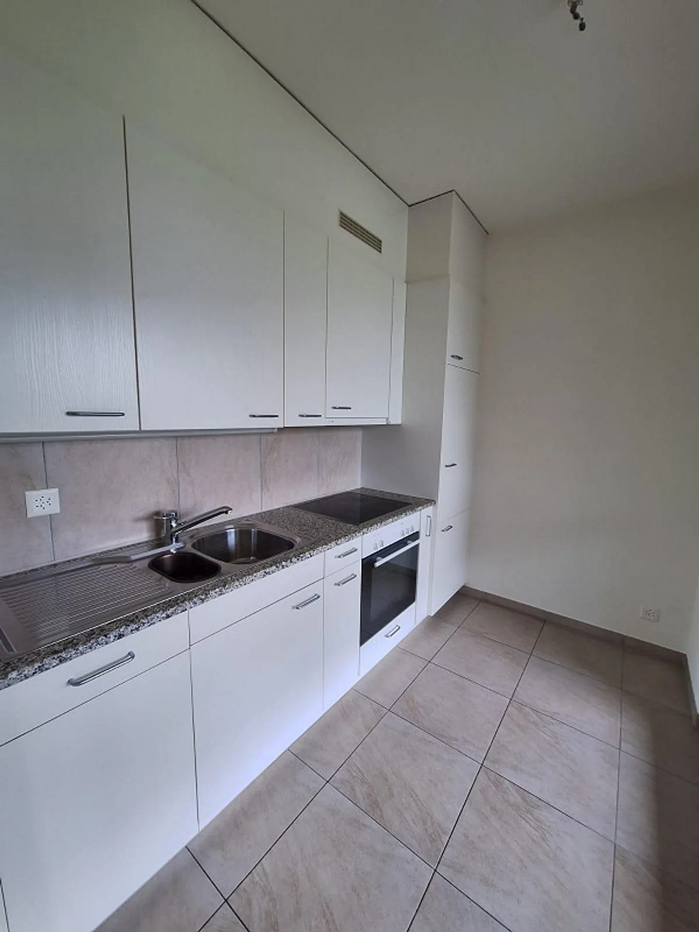 Spacious 5.5 room apartment in Cham available for rent immediately! - Photo 3 of 8