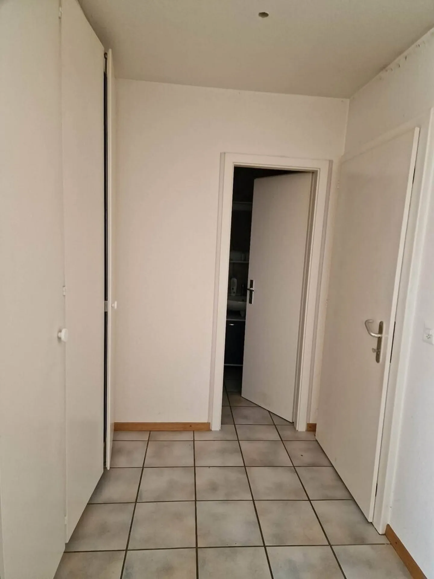 Charmant Appartement Proche Commodités - Photo 2 sur 7