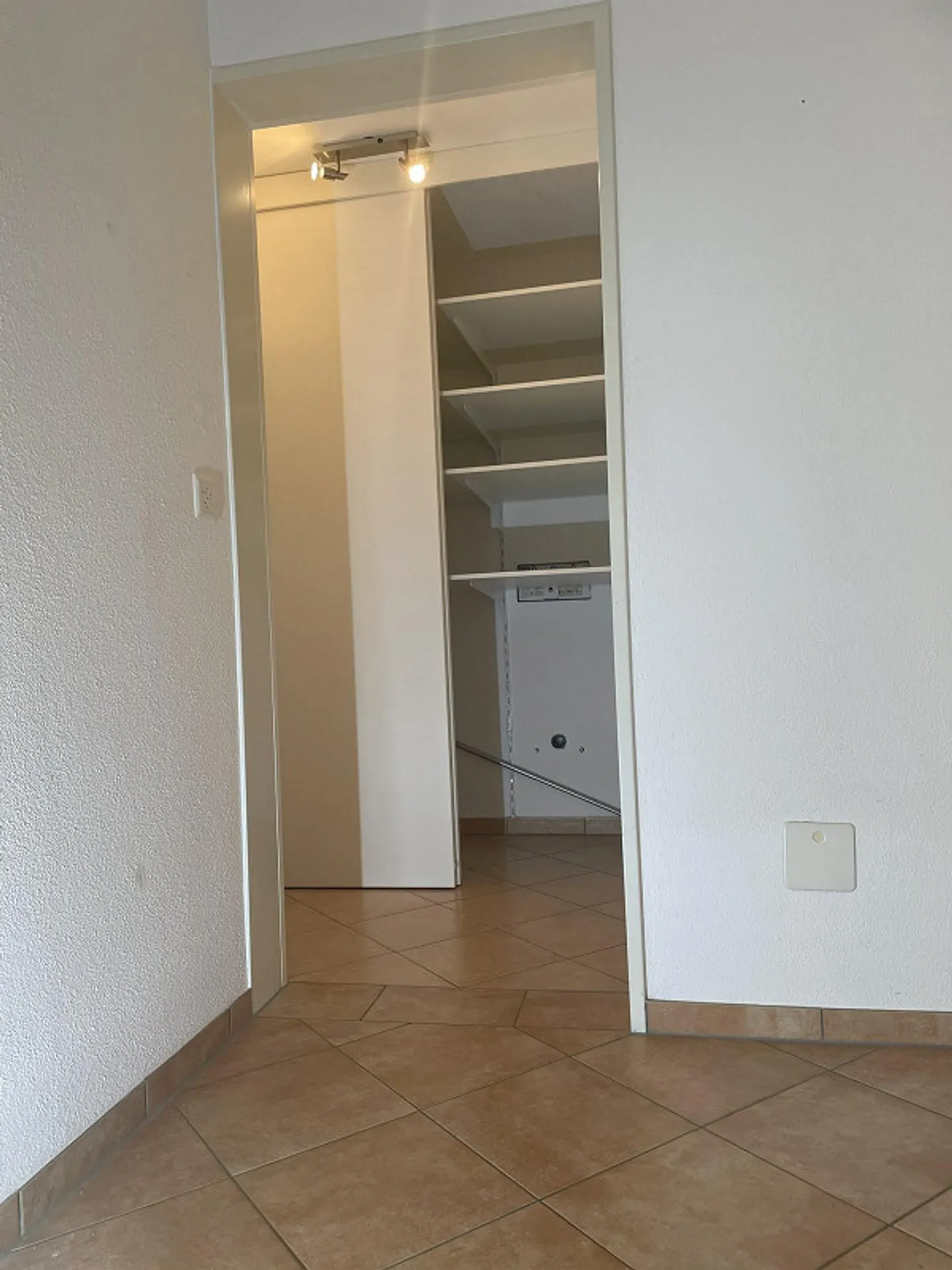 Zu  vermieten sehr ruhige und sonnige 4 1/2 Zimmer Maisonettewohnung - Foto 6 von 26