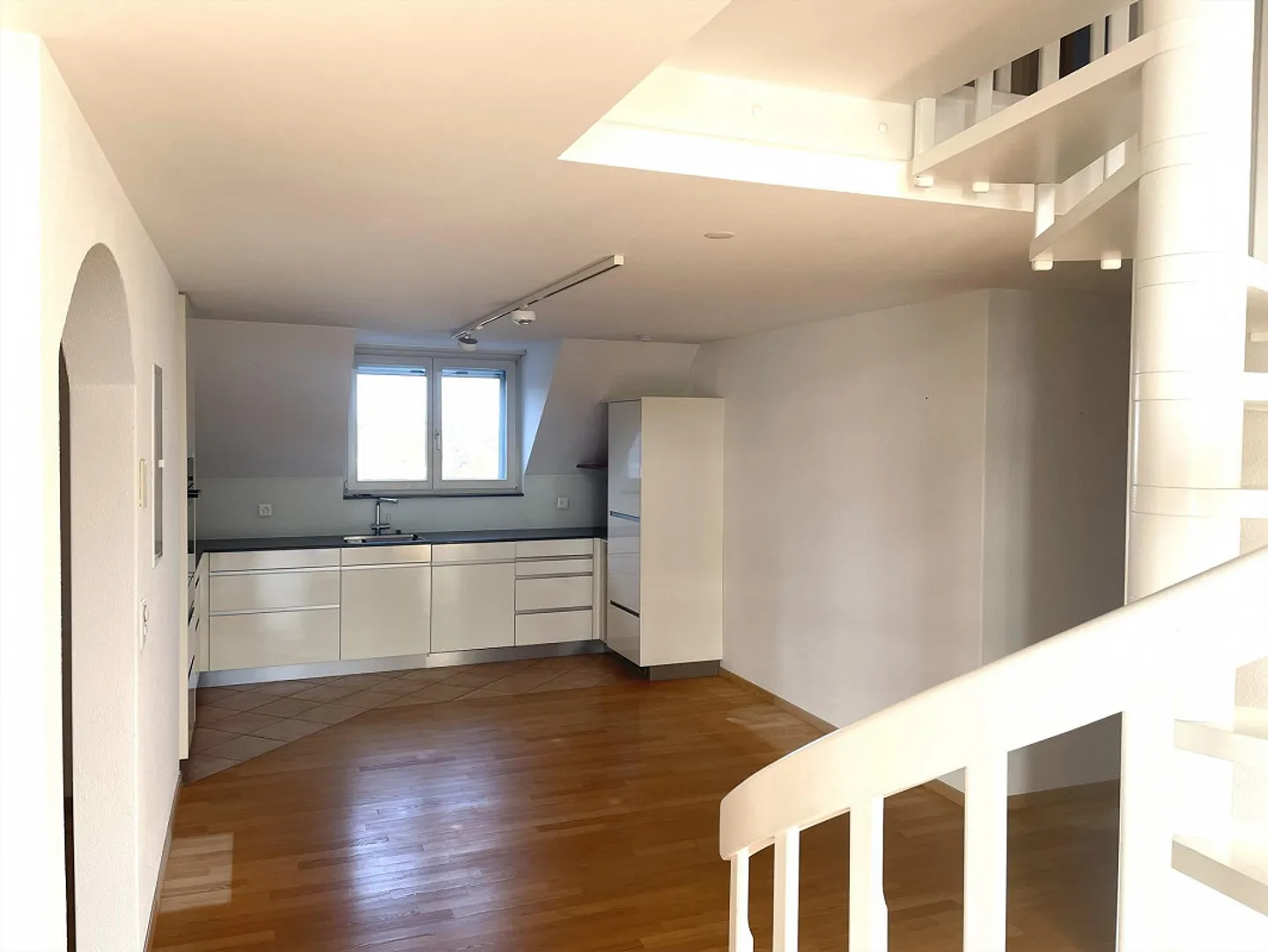 Zu  vermieten sehr ruhige und sonnige 4 1/2 Zimmer Maisonettewohnung - Foto 8 von 26