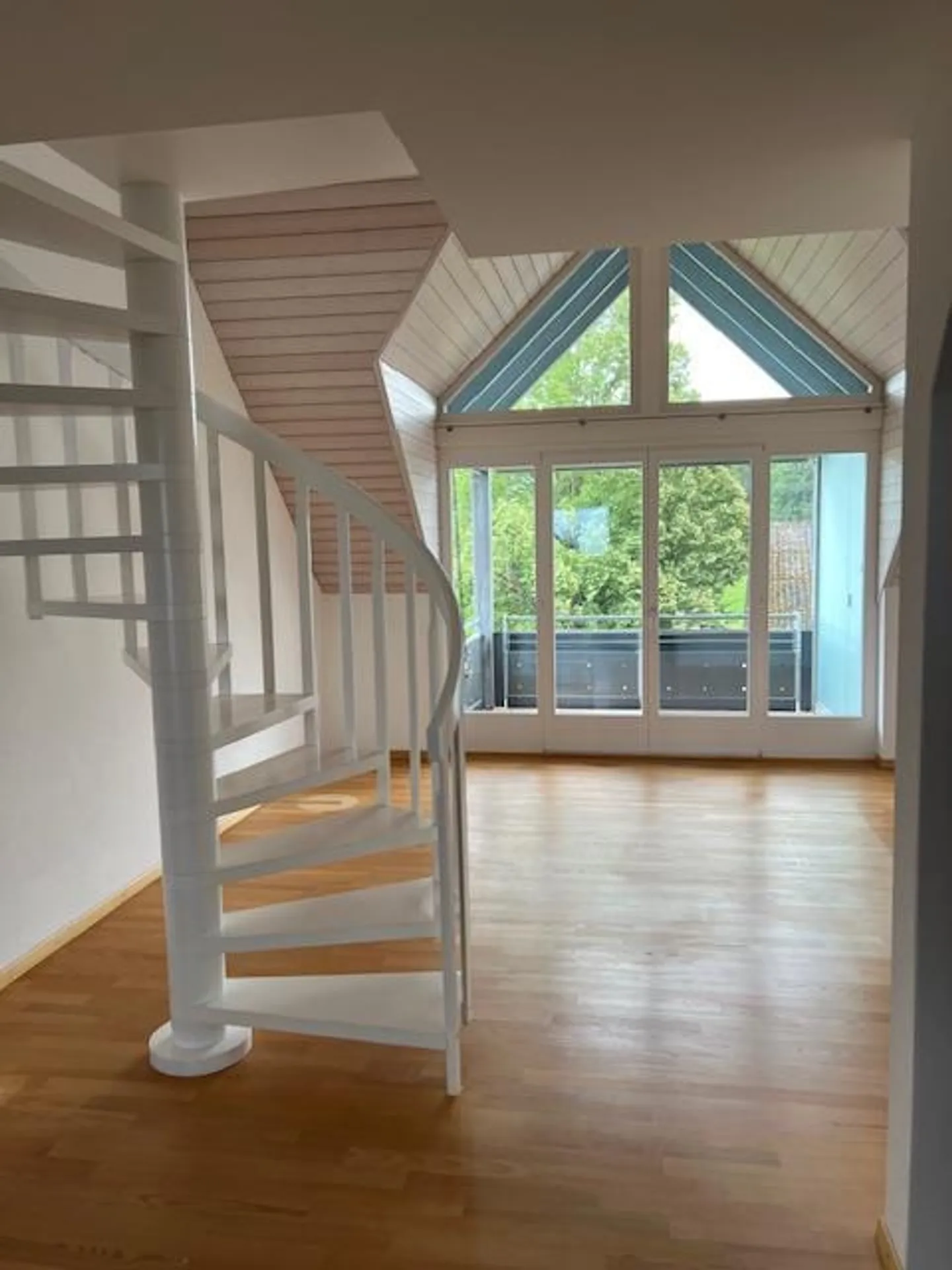 Zu  vermieten sehr ruhige und sonnige 4 1/2 Zimmer Maisonettewohnung - Foto 9 von 26