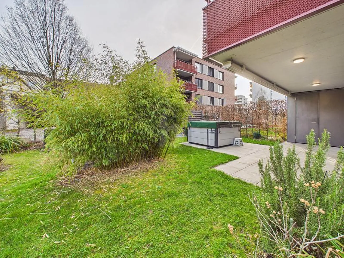 MODERN WITH GARDEN AND WHIRLPOOL - Photo 5 of 6