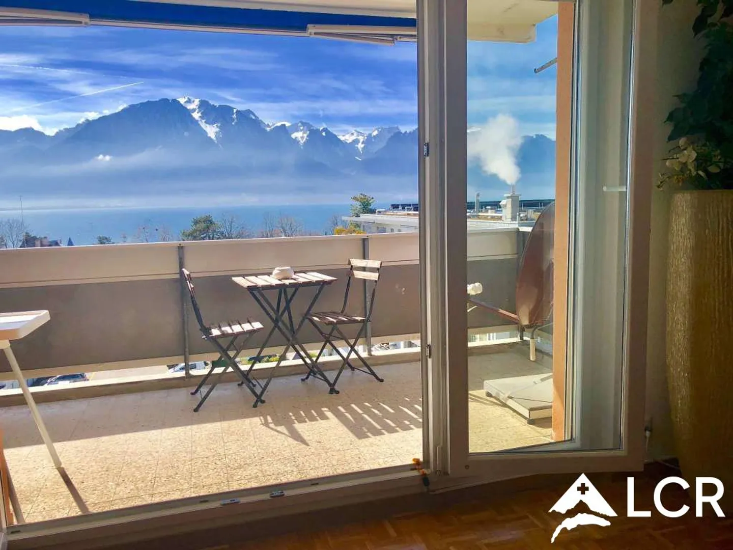 Beautiful Apartment 2.5 Rooms / 1 Bedroom / Balcony with Lake View - Photo 1 of 9