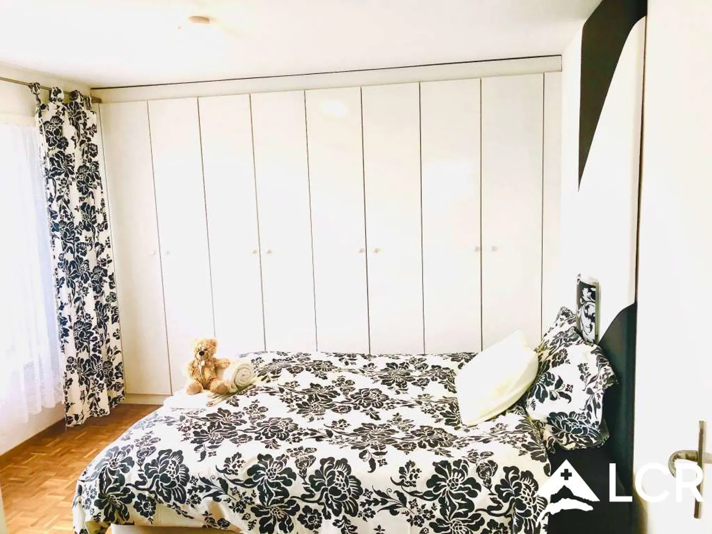 Beautiful Apartment 2.5 Rooms / 1 Bedroom / Balcony with Lake View - Photo 6 of 9