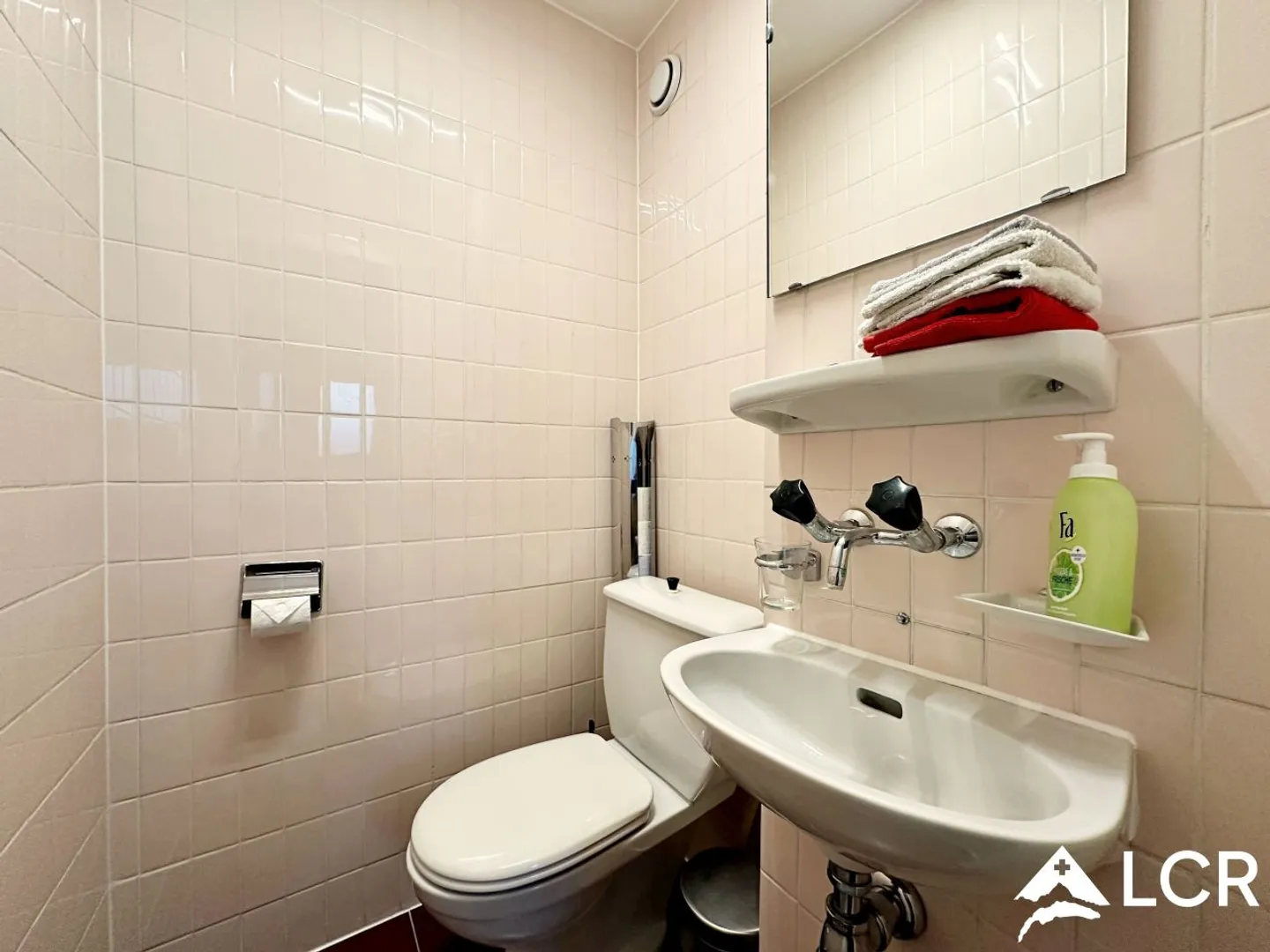 Beautiful Apartment 2.5 Rooms / 1 Bedroom / Balcony with Lake View - Photo 8 of 9