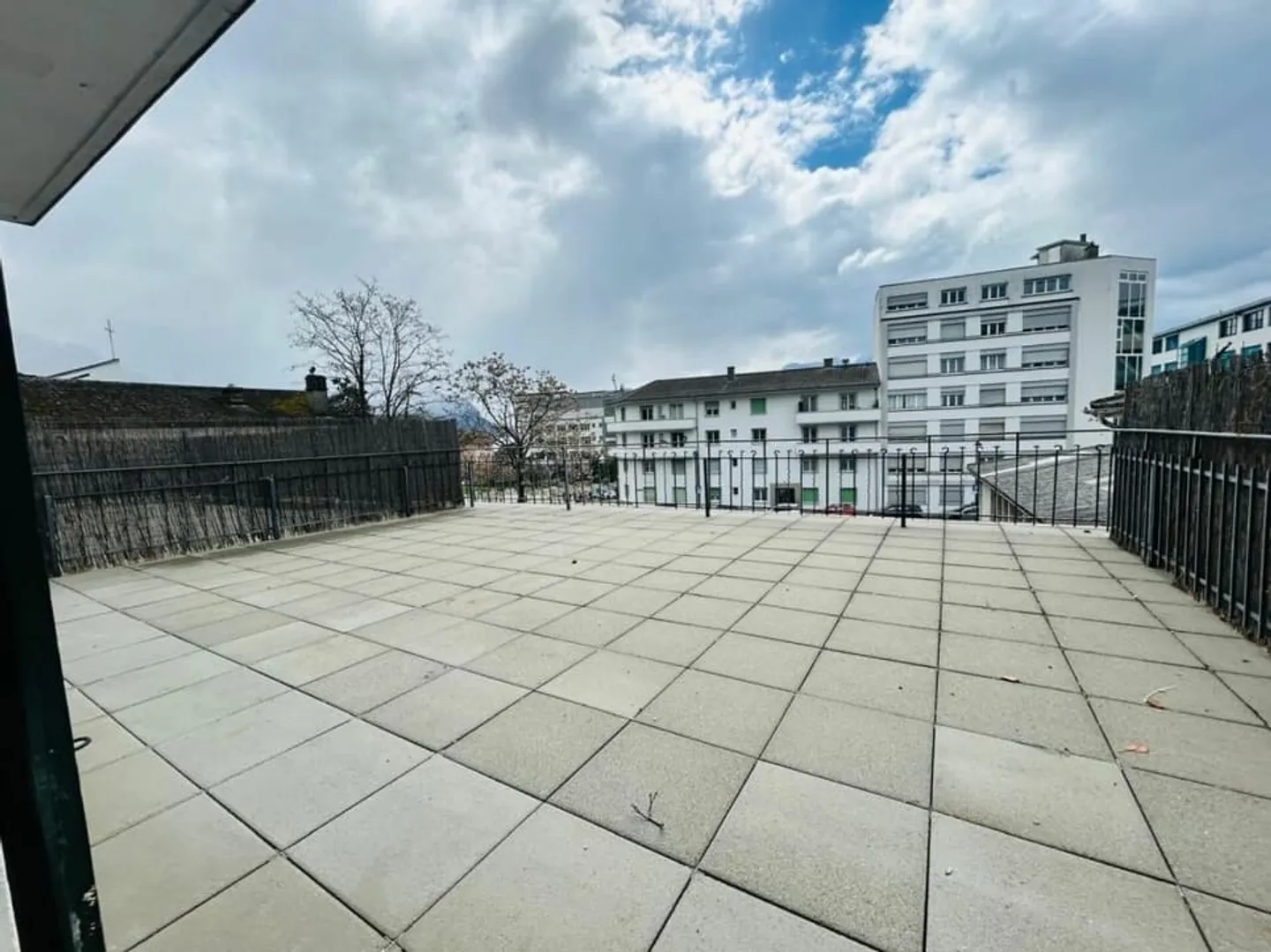 Appartamento con 2 camere e grande terrazza - Foto 1 di 5