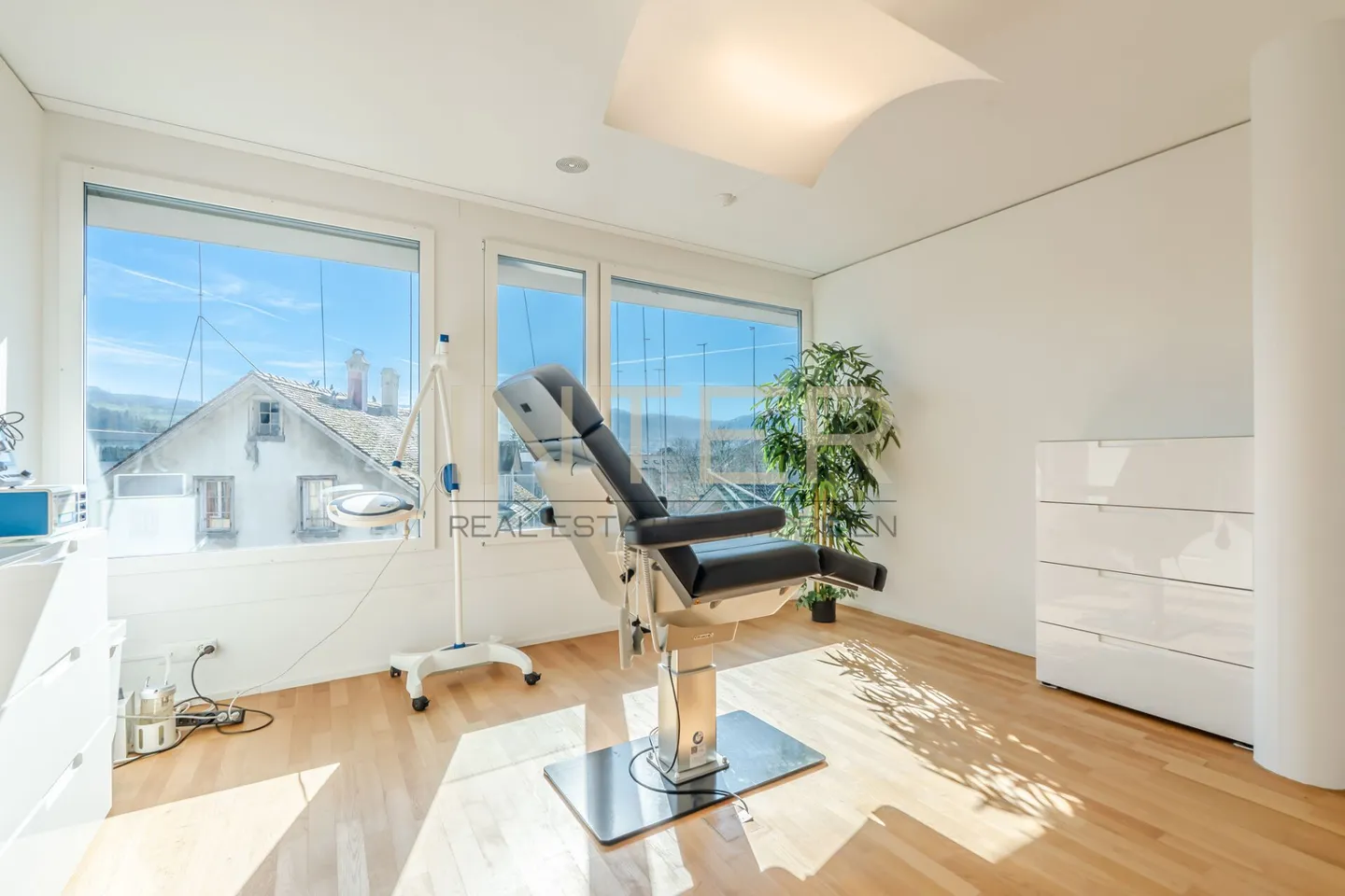 Praxisräume im Zentrum von Baar (ZG) - 3 Behandlungsräume mit Lavabo - Photo 4 of 16