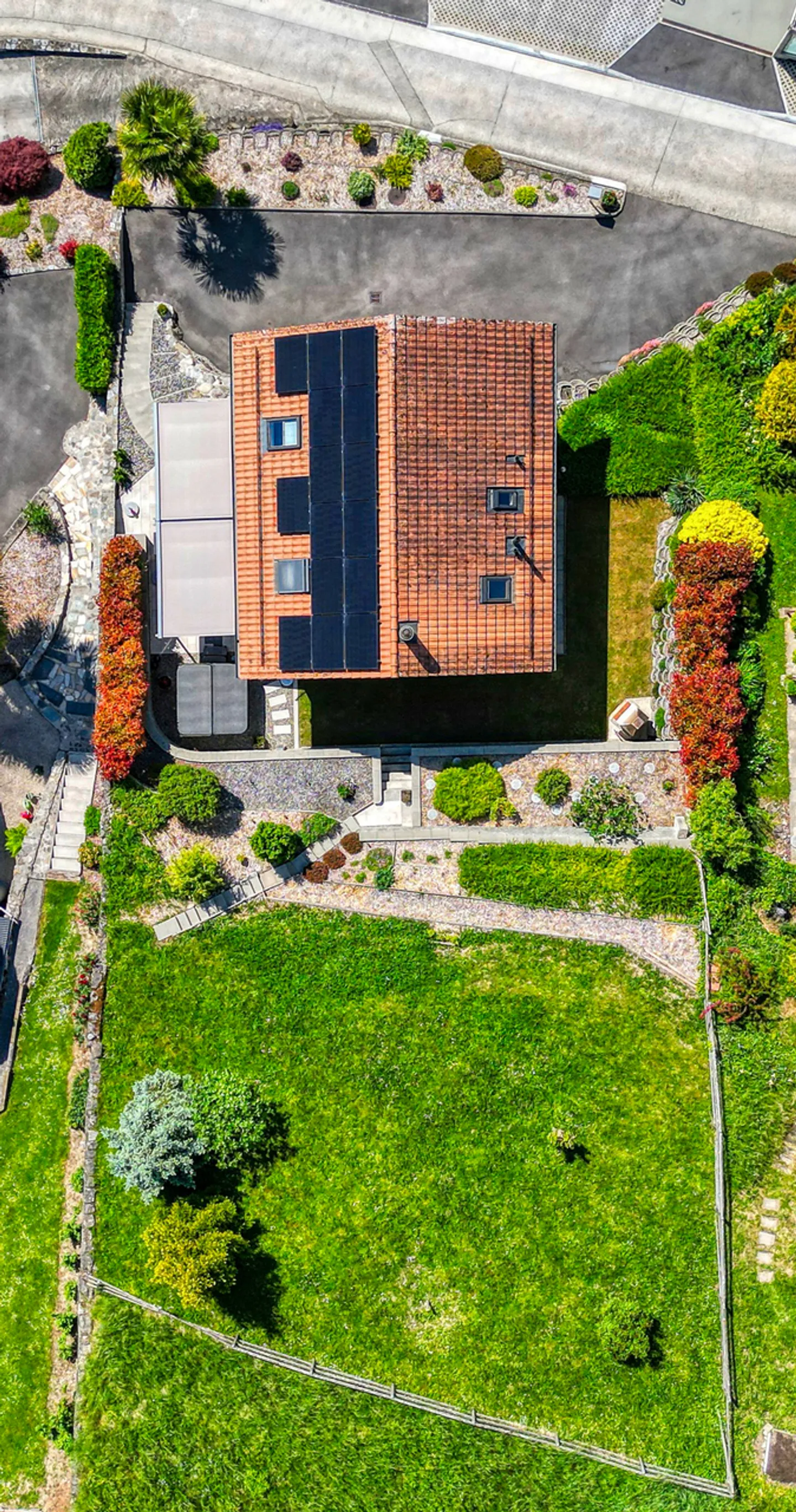 Villa con 5,5 camere, doppio garage e grande giardino in posizione tranquilla! - Foto 2 di 13