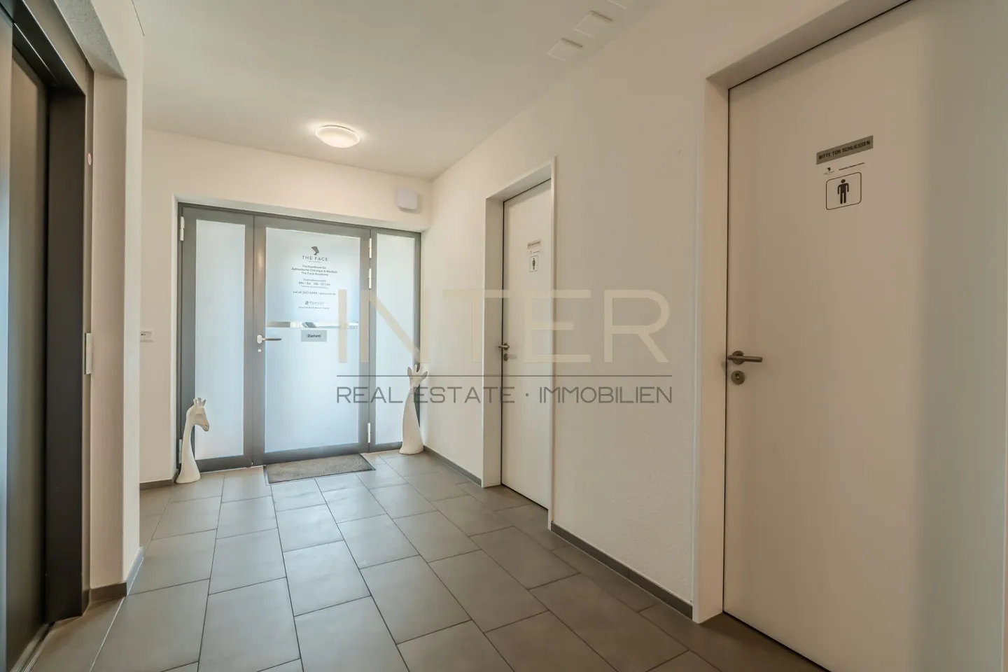 Praxisräume im Zentrum von Baar (ZG) - 3 Behandlungsräume mit Lavabo - Photo 10 of 16