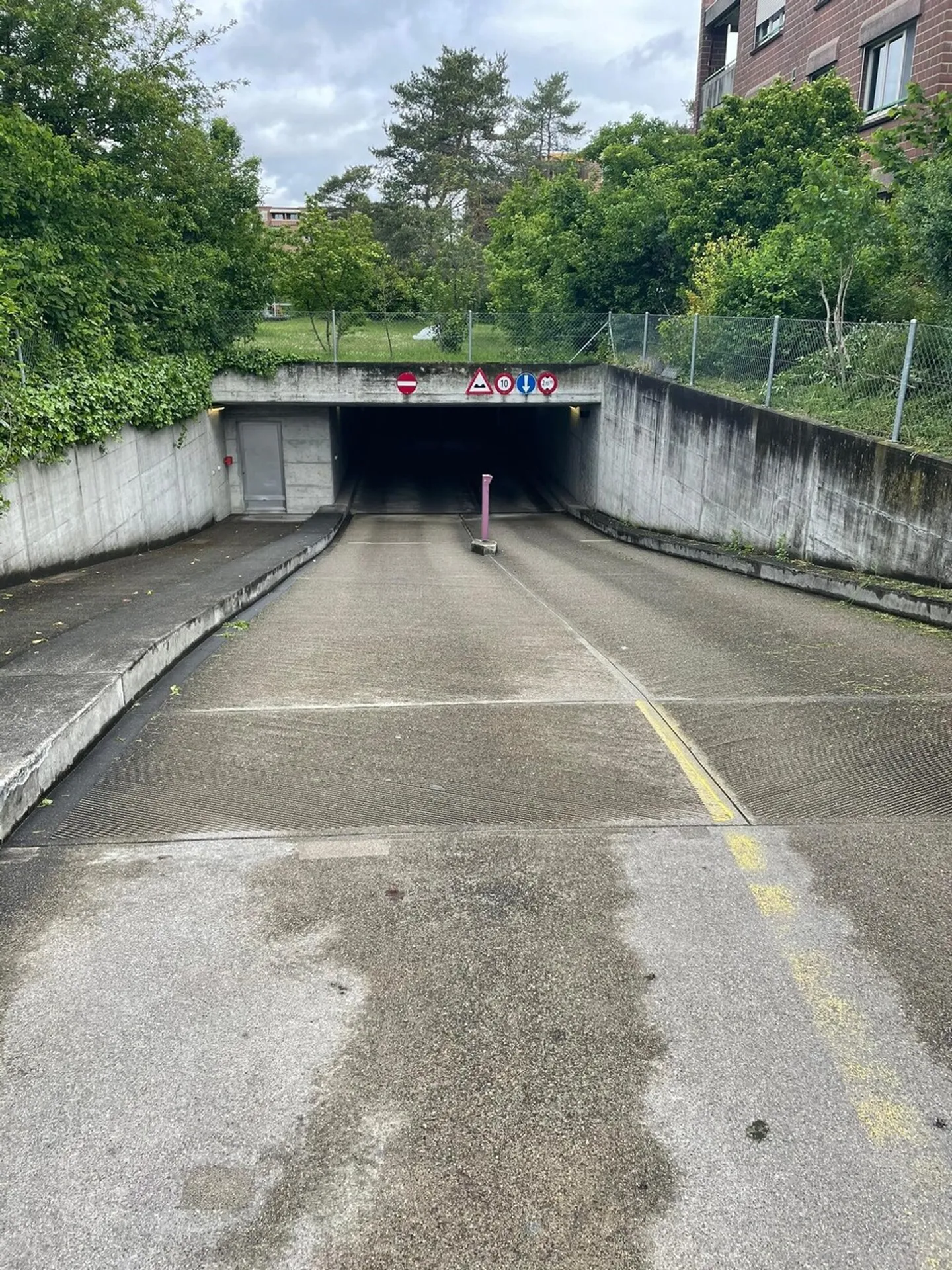 Posti auto spaziosi disponibili - Foto 2 di 2