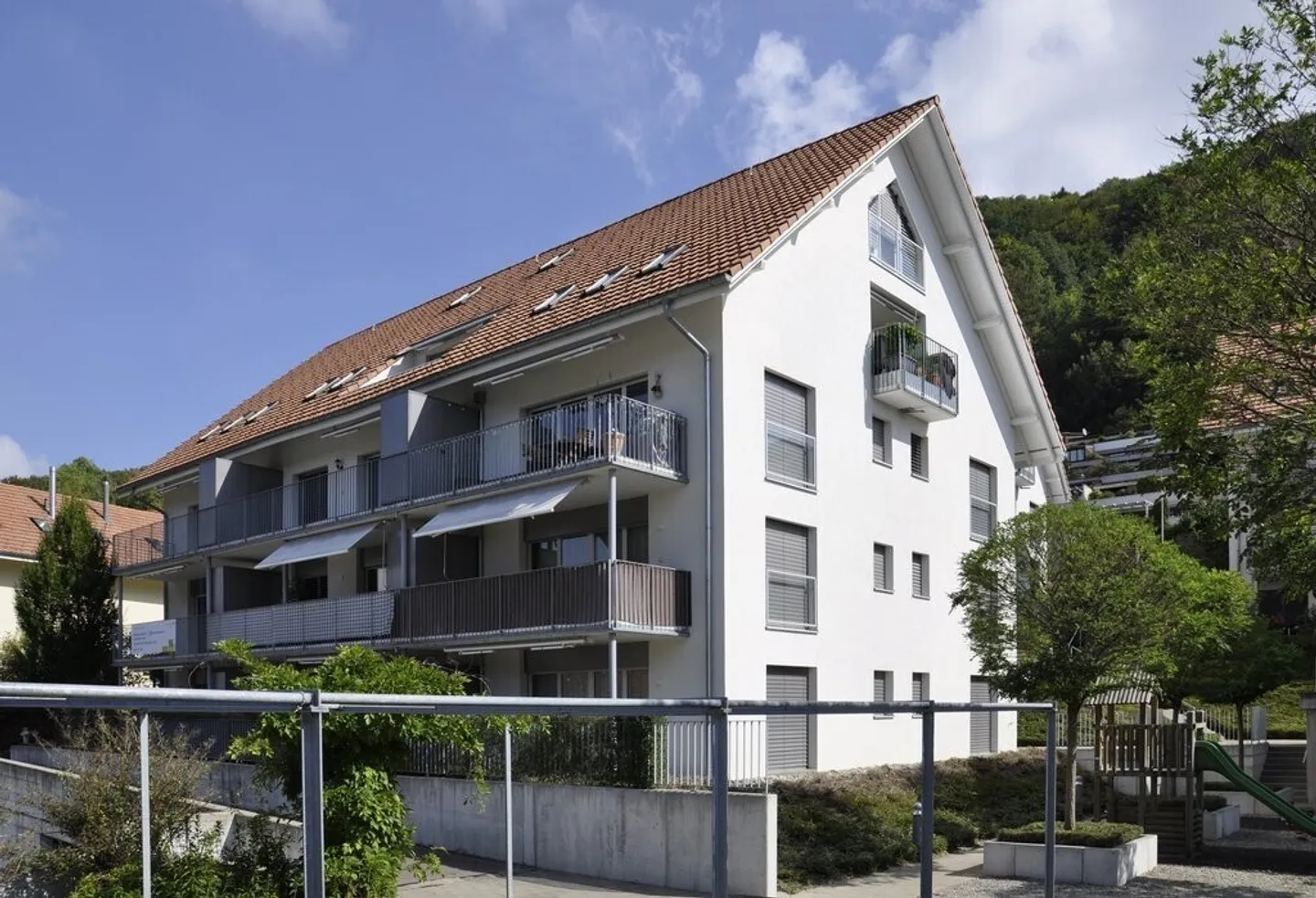 Sunny two-storey apartment with balcony near Üetliberg - Photo 1 of 12