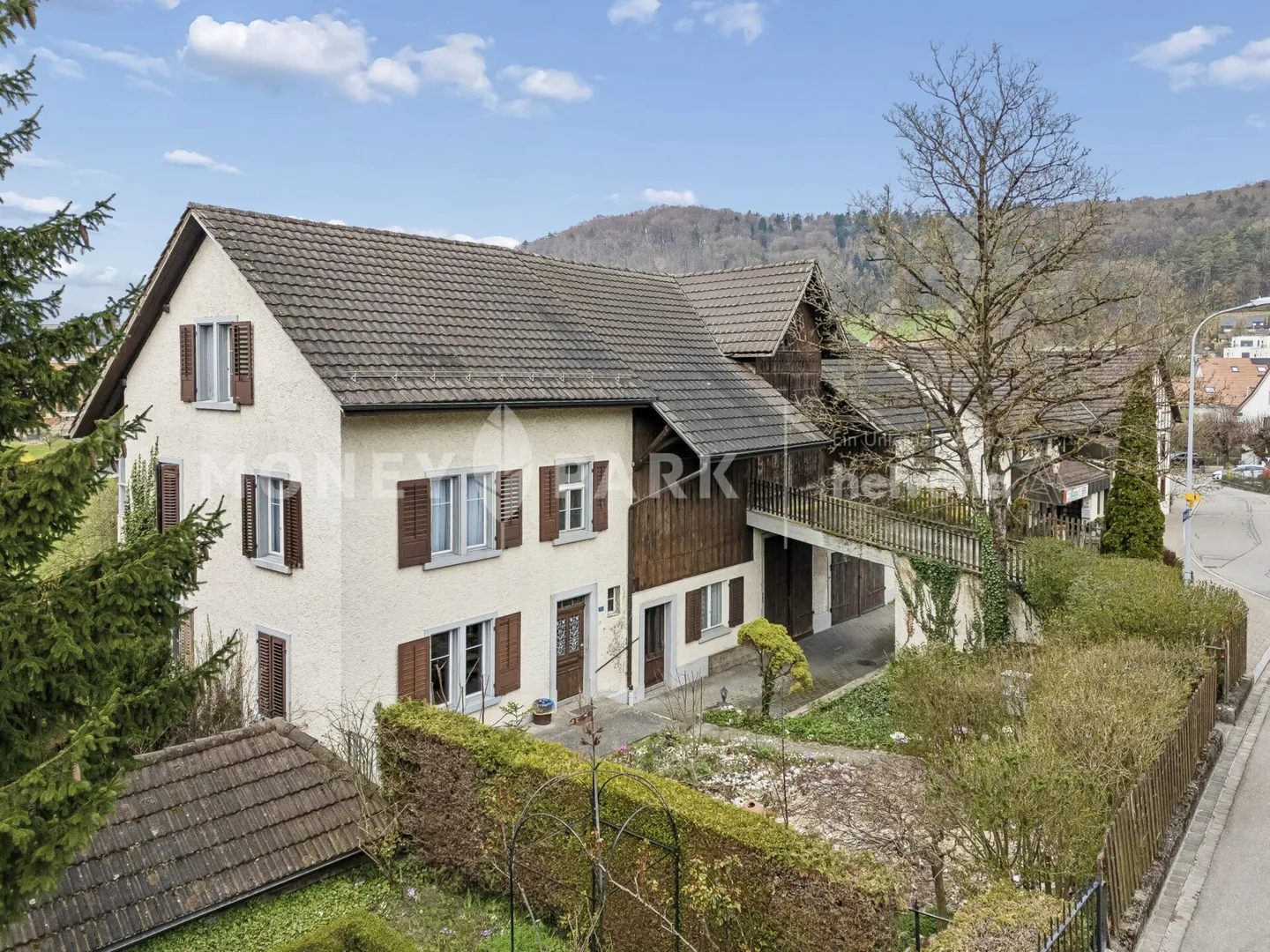 Casa unifamiliare con carattere e molteplici opportunità di sviluppo - Foto 1 di 12