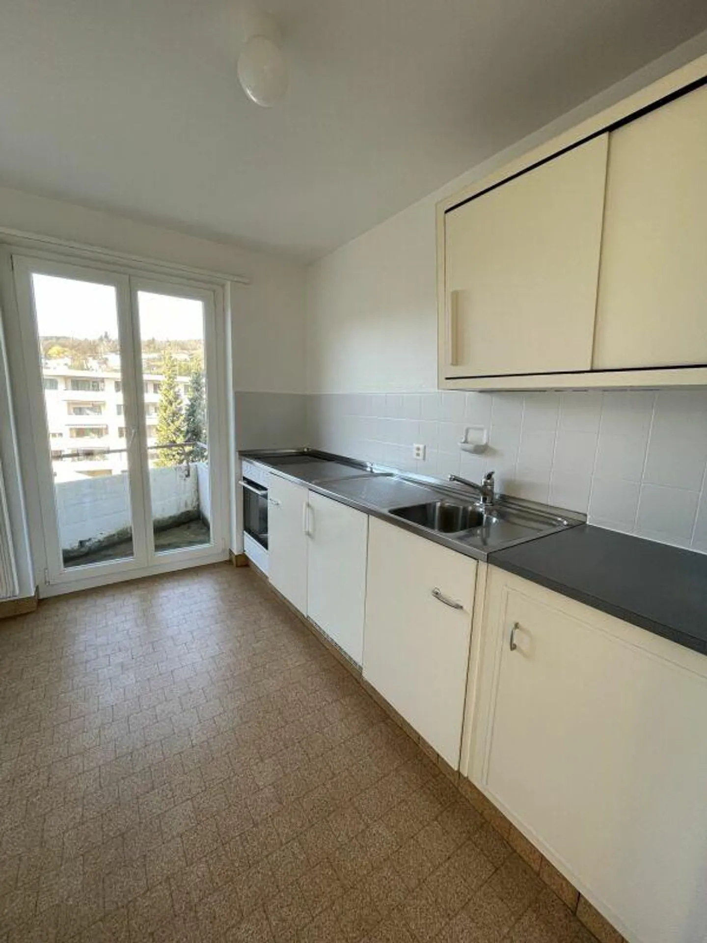 Appartamento familiare a buon prezzo in una buona posizione - ti piacerà subito... - Foto 2 di 9