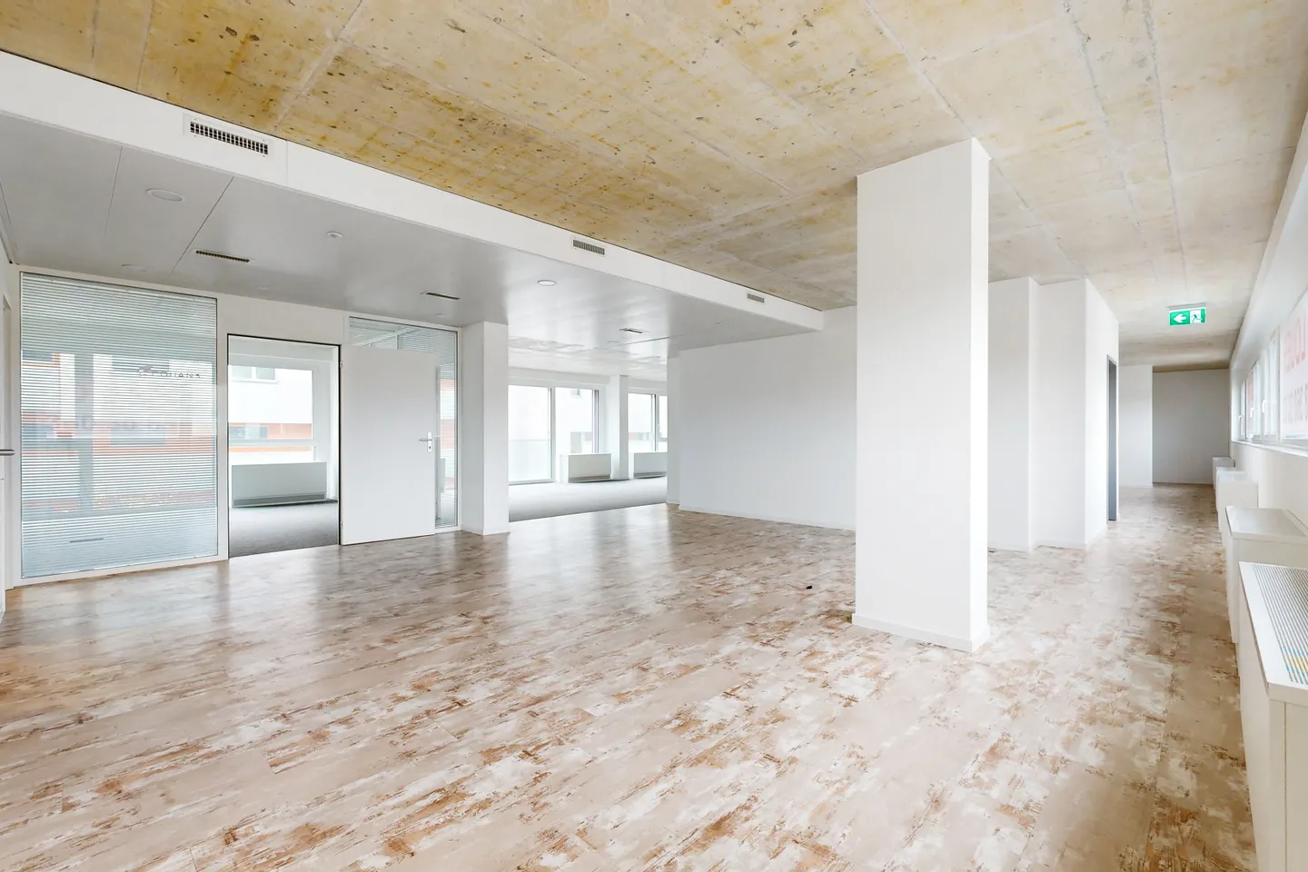 Vos futurs bureaux ! Près de l'autoroute - Photo 2 sur 11