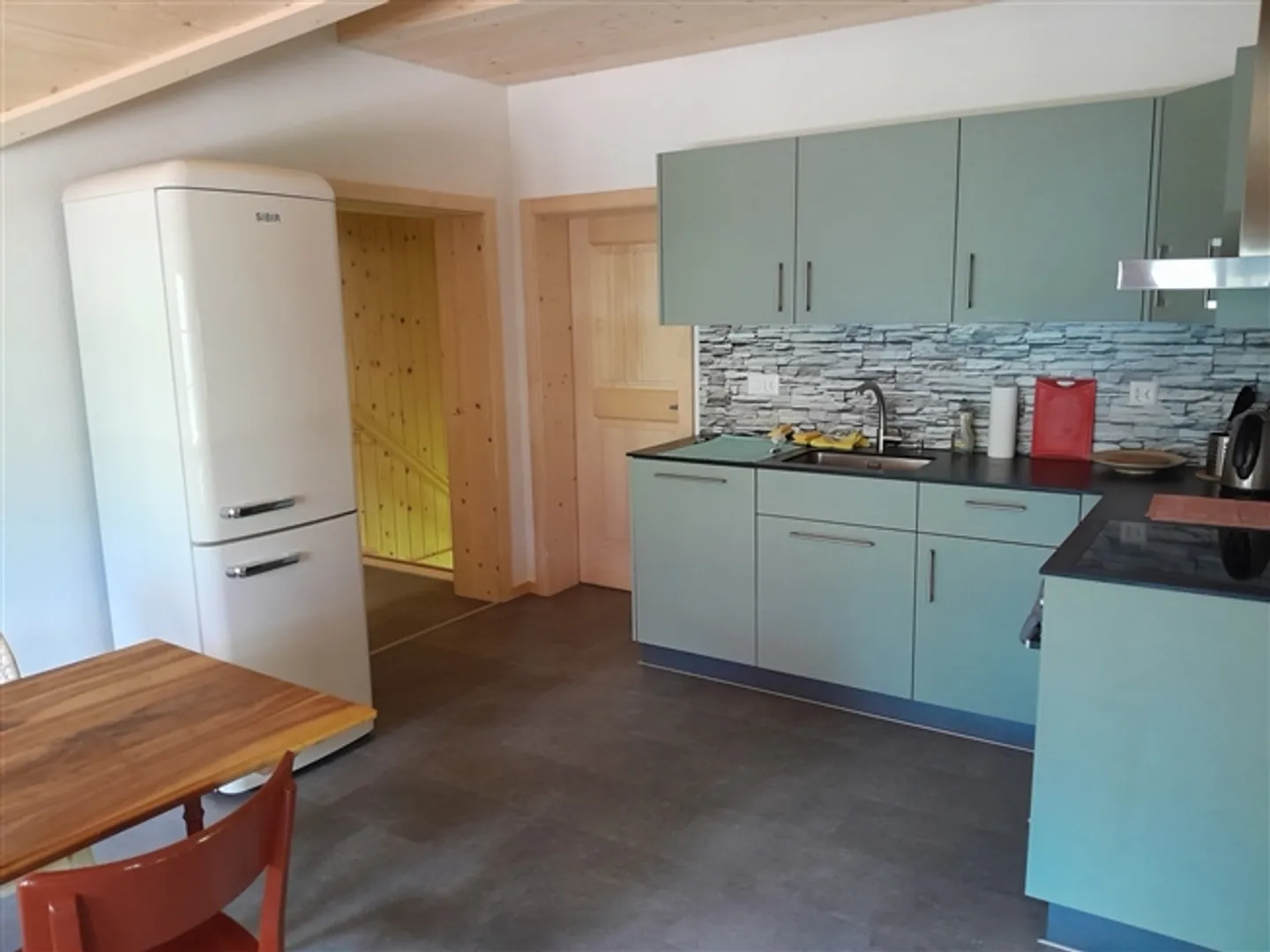 APPARTEMENT SOUS LES TOITS 2½ PIÈCES À KIENTAL (BE), MEUBLÉ, TEMPORAIRE - Photo 5 sur 10