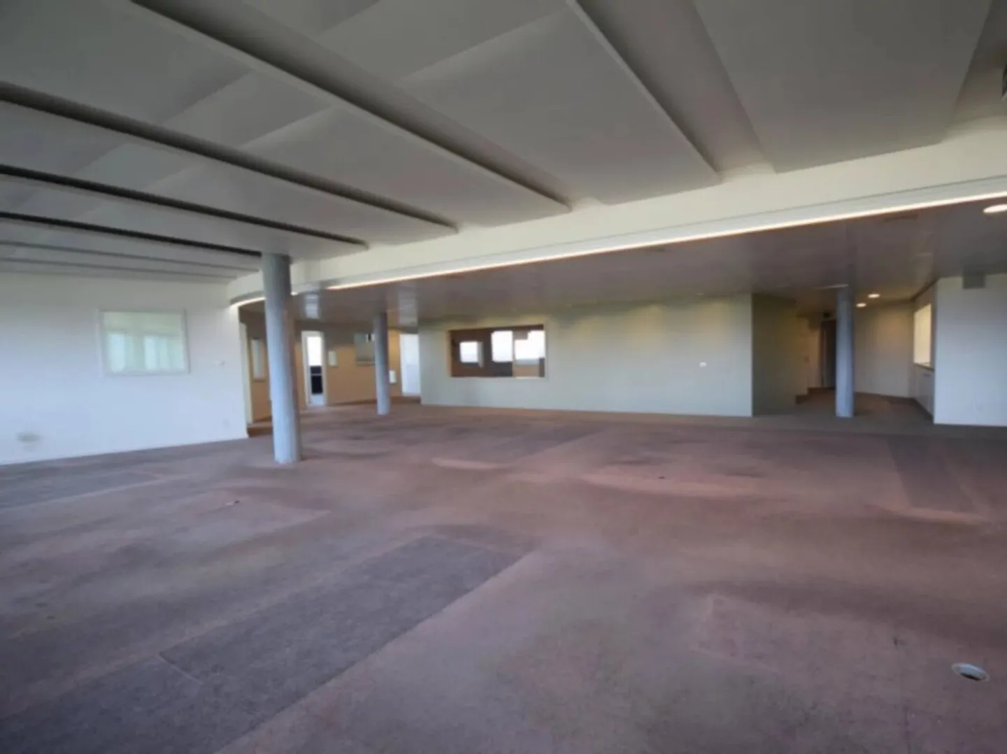 Surfaces within an administrative and commercial center - Photo 5 of 5