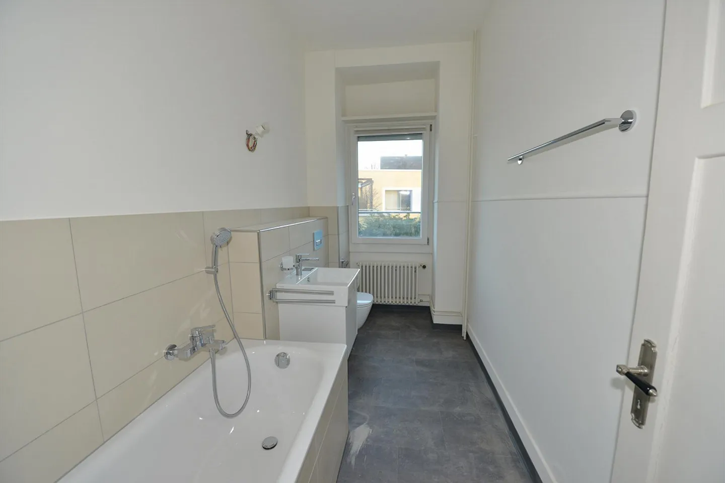 9 Zimmer-Einfamilienhaus mit grossem Umschwung und Seesicht - Foto 9 von 11