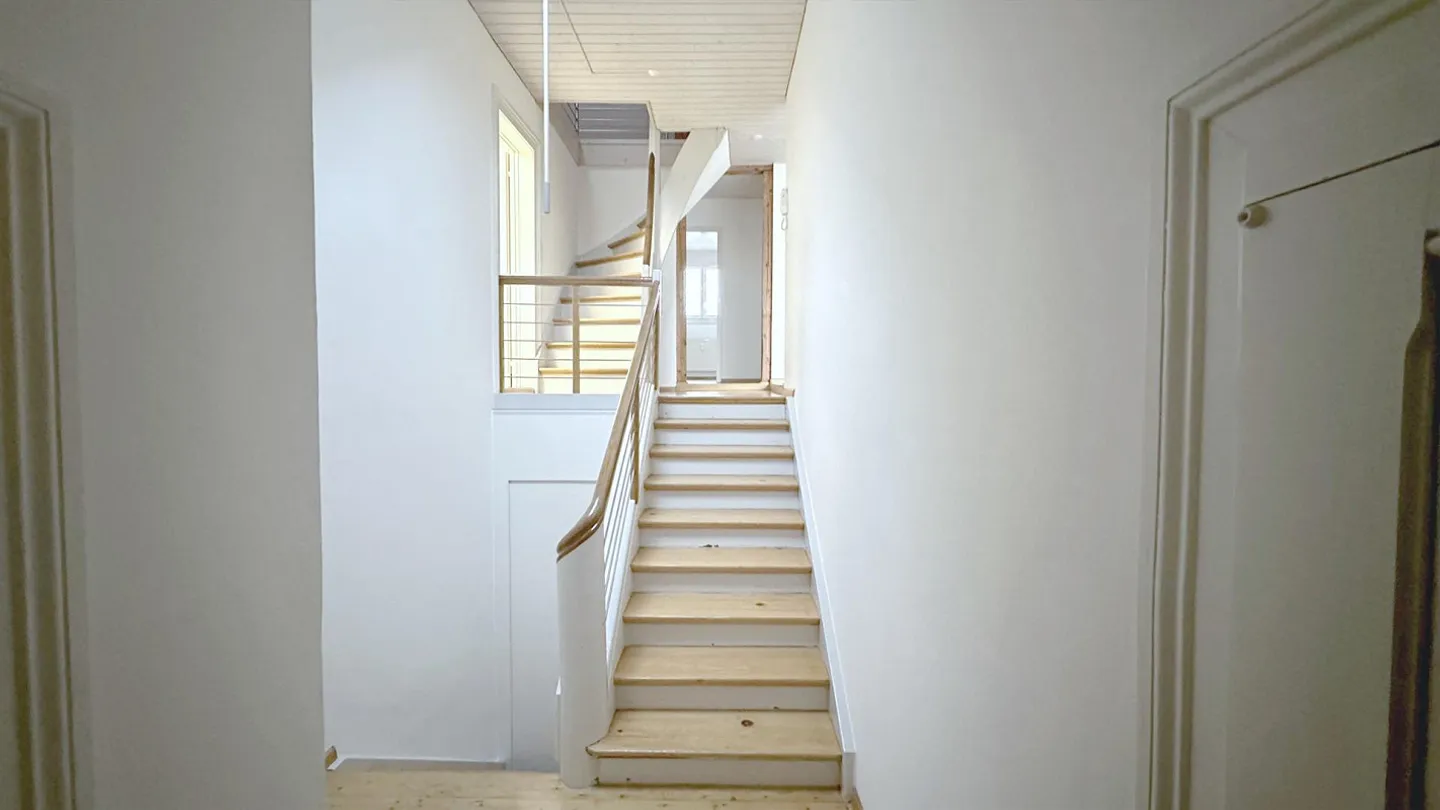 Appartamento attico unico con galleria nel quartiere Breite - Foto 2 di 10