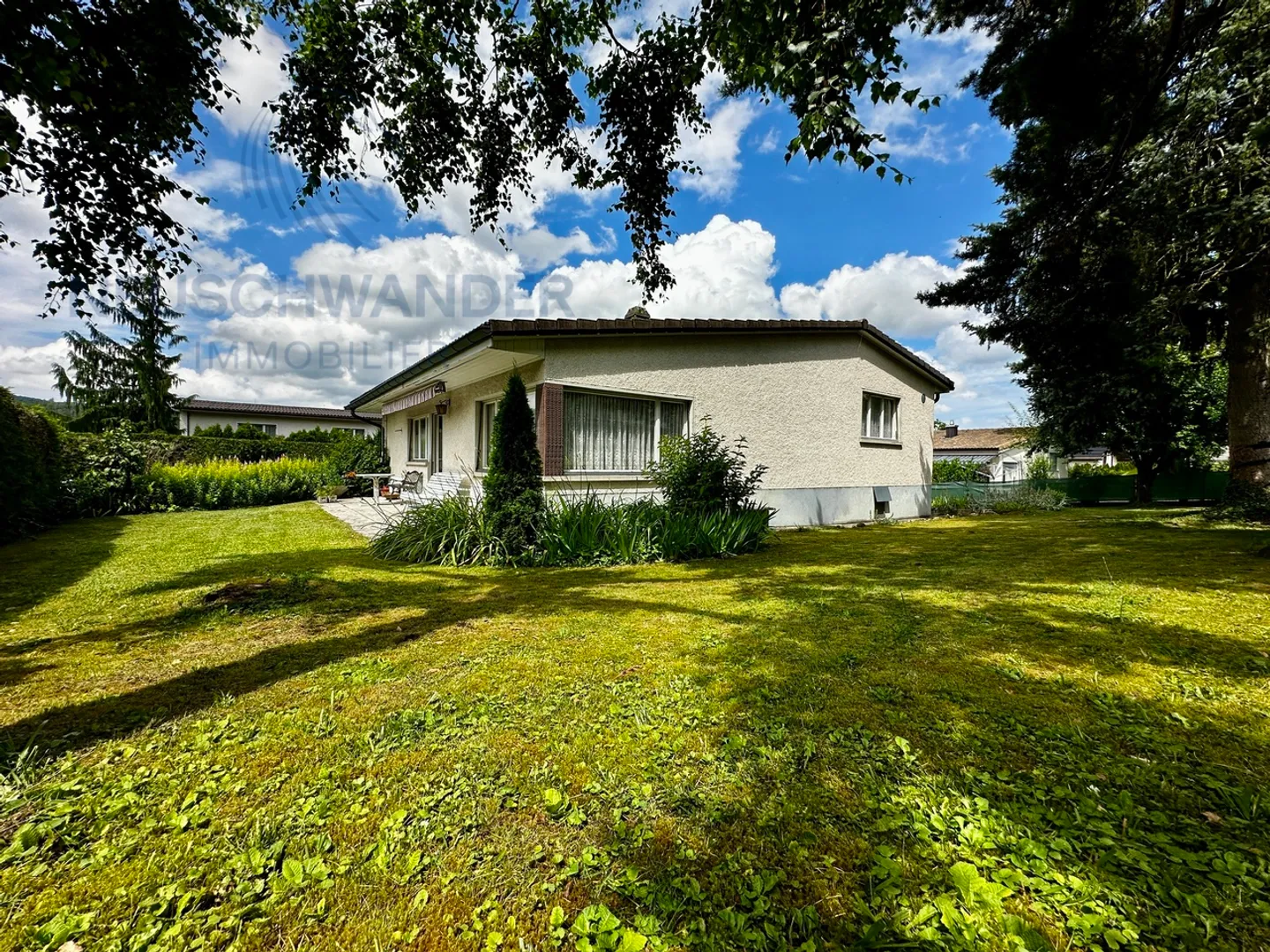 Fort potentiel avec deux garages et emplacement idéal - Photo 1 sur 12