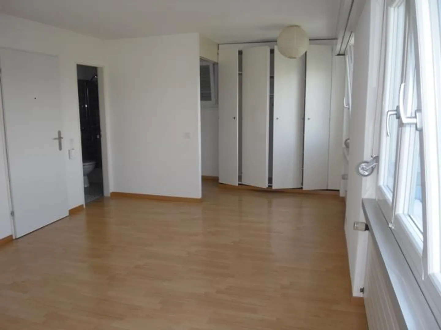 Vivre dans un emplacement central à Steinhausen idéal pour les célibataires - Photo 2 sur 5