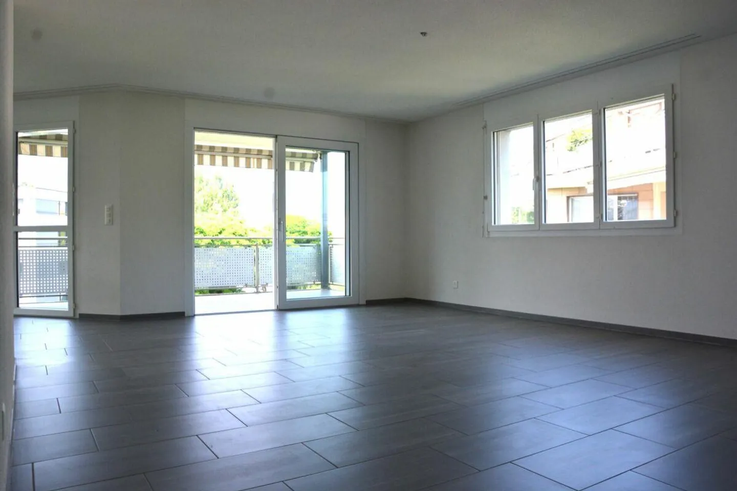 Appartement moderne de 4,5 pièces dans un emplacement central - Photo 2 sur 12