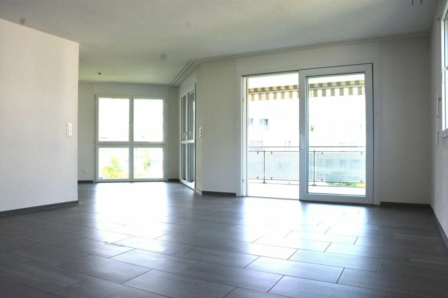 Appartement moderne de 4,5 pièces dans un emplacement central - Photo 3 sur 12