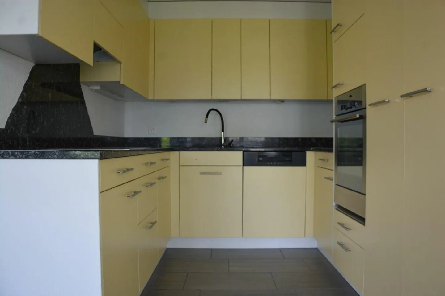 Appartement moderne de 4,5 pièces dans un emplacement central - Photo 4 sur 12