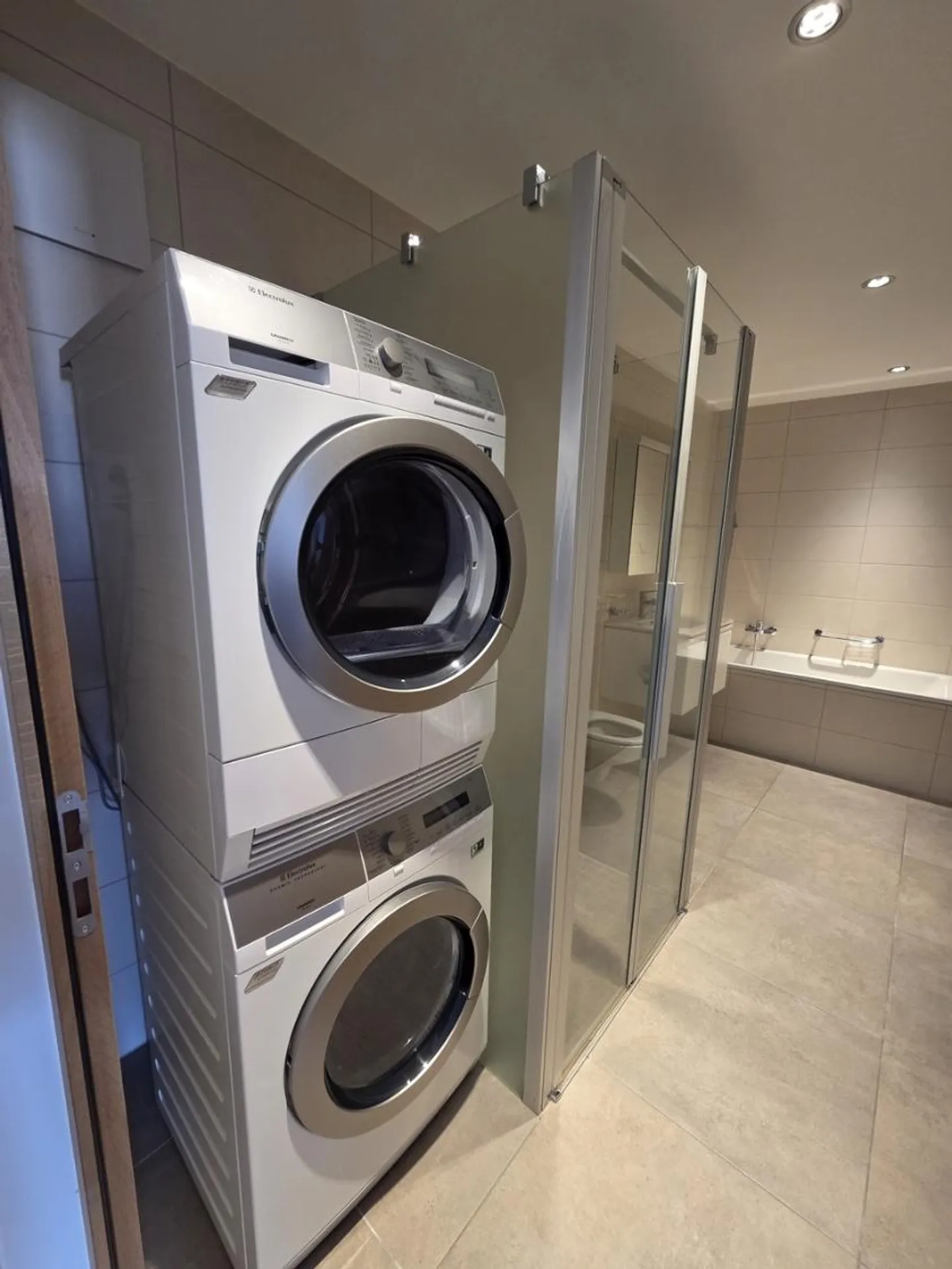 Modernes Apartment von 98 m2, 4 Zimmer im 1. Stock ohne Aufzug - Foto 3 von 12