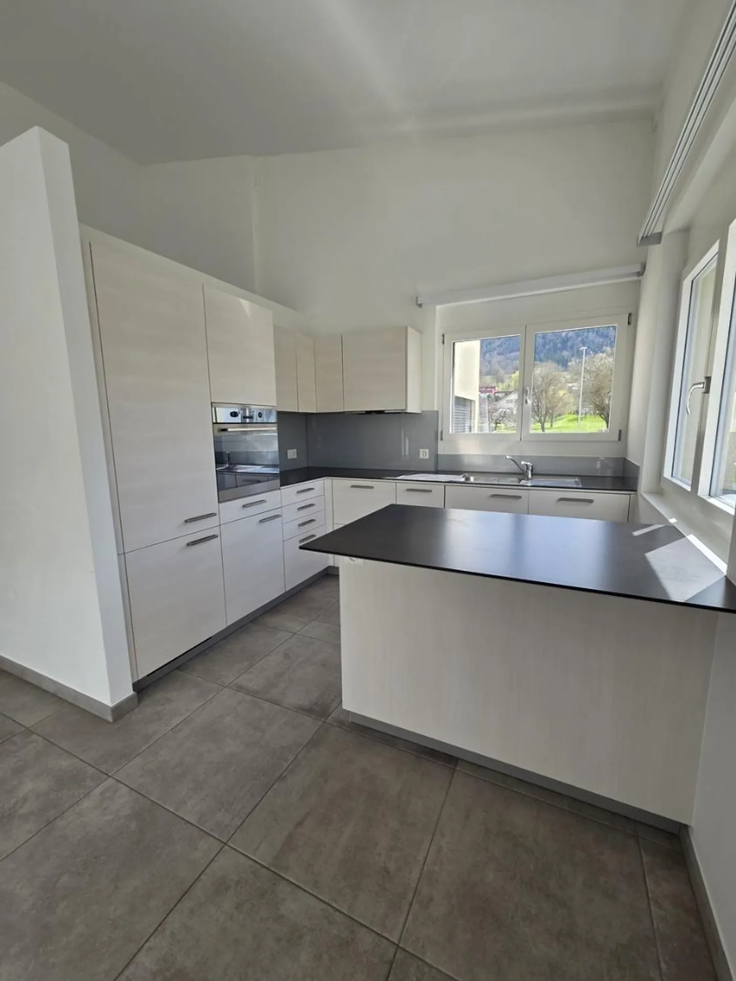 Modernes Apartment von 98 m2, 4 Zimmer im 1. Stock ohne Aufzug - Foto 1 von 12