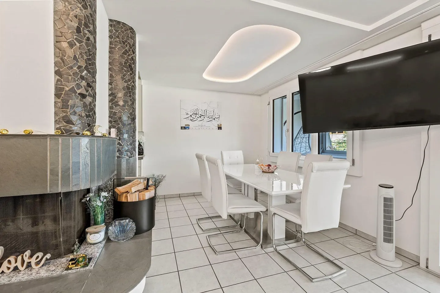 ILLNAU : APPARTEMENT 4.5 CHAMBRES AVEC JARDIN D'HIVER & GARAGE - Photo 2 sur 5