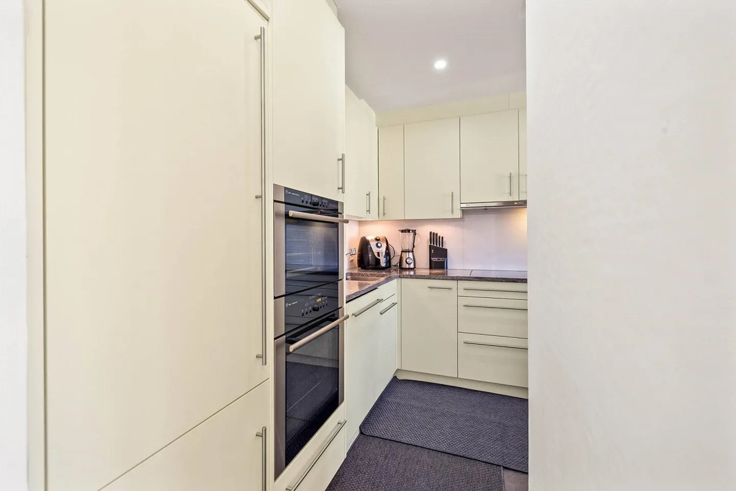 ILLNAU : APPARTEMENT 4.5 CHAMBRES AVEC JARDIN D'HIVER & GARAGE - Photo 3 sur 5