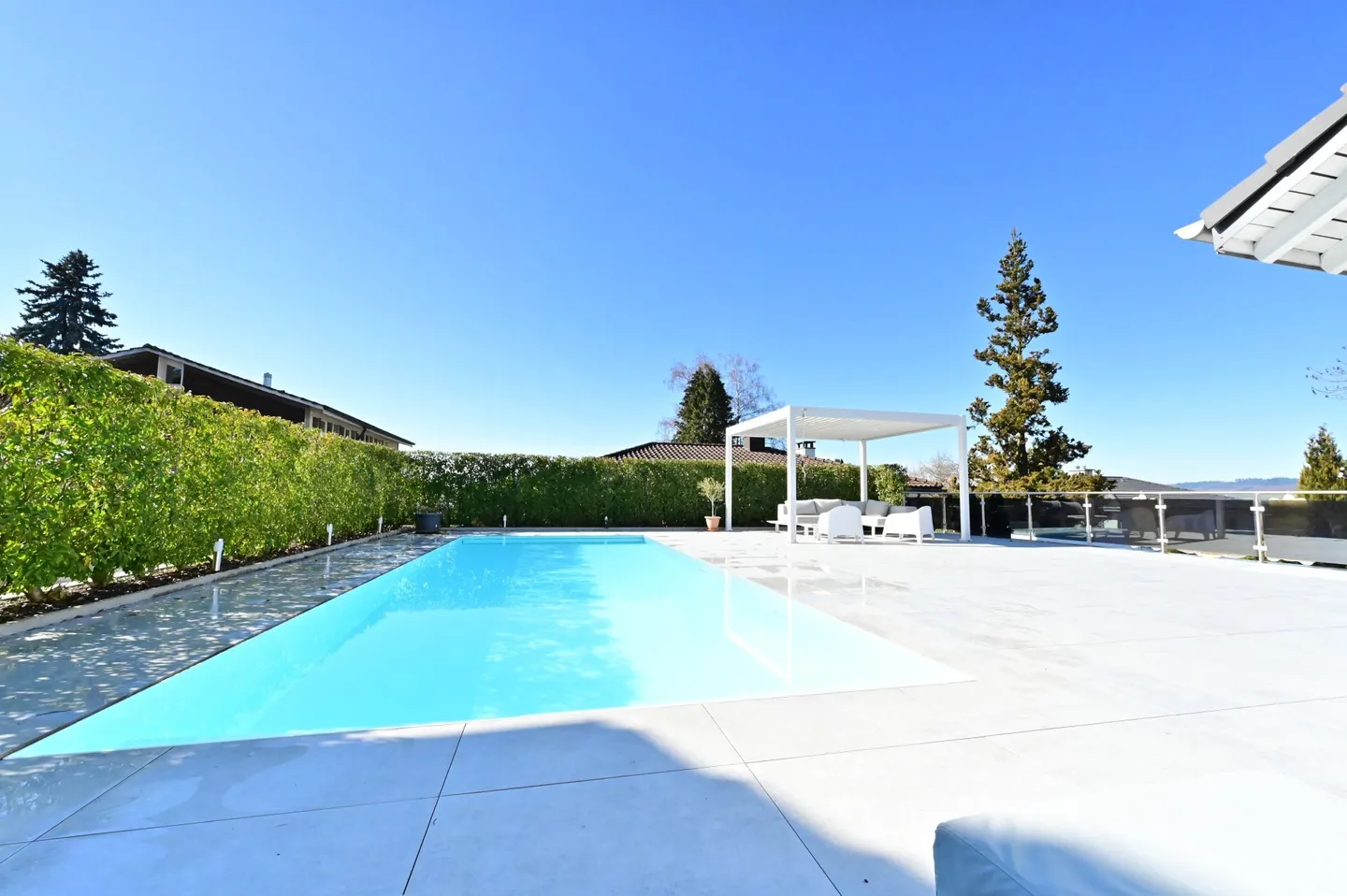 Maison individuelle exclusive de 6,5 pièces - Photo 2 sur 15