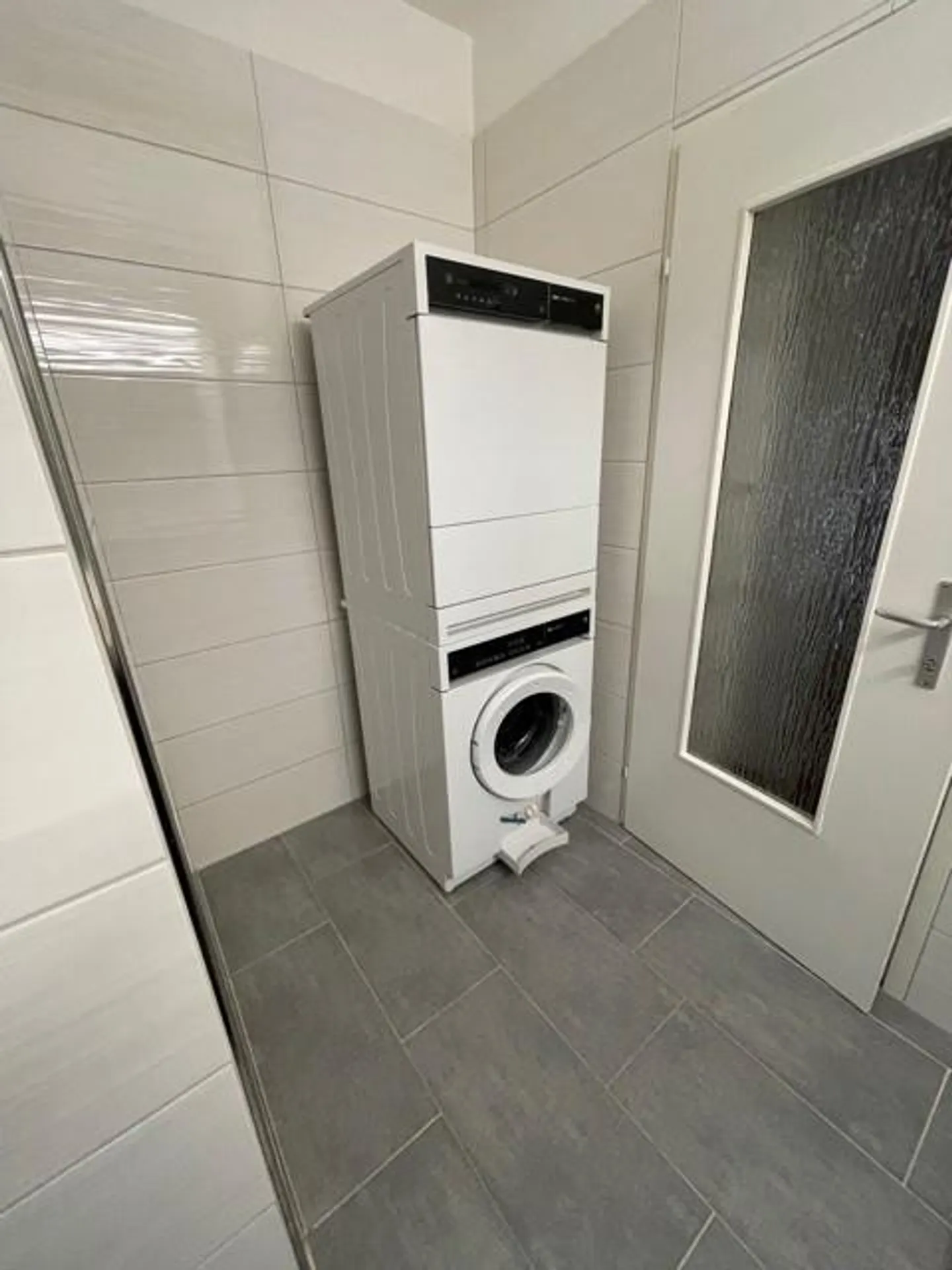 Appartamento attico 3.5 camere con terrazza, jacuzzi e stazione di ricarica elettrica - Foto 2 di 13