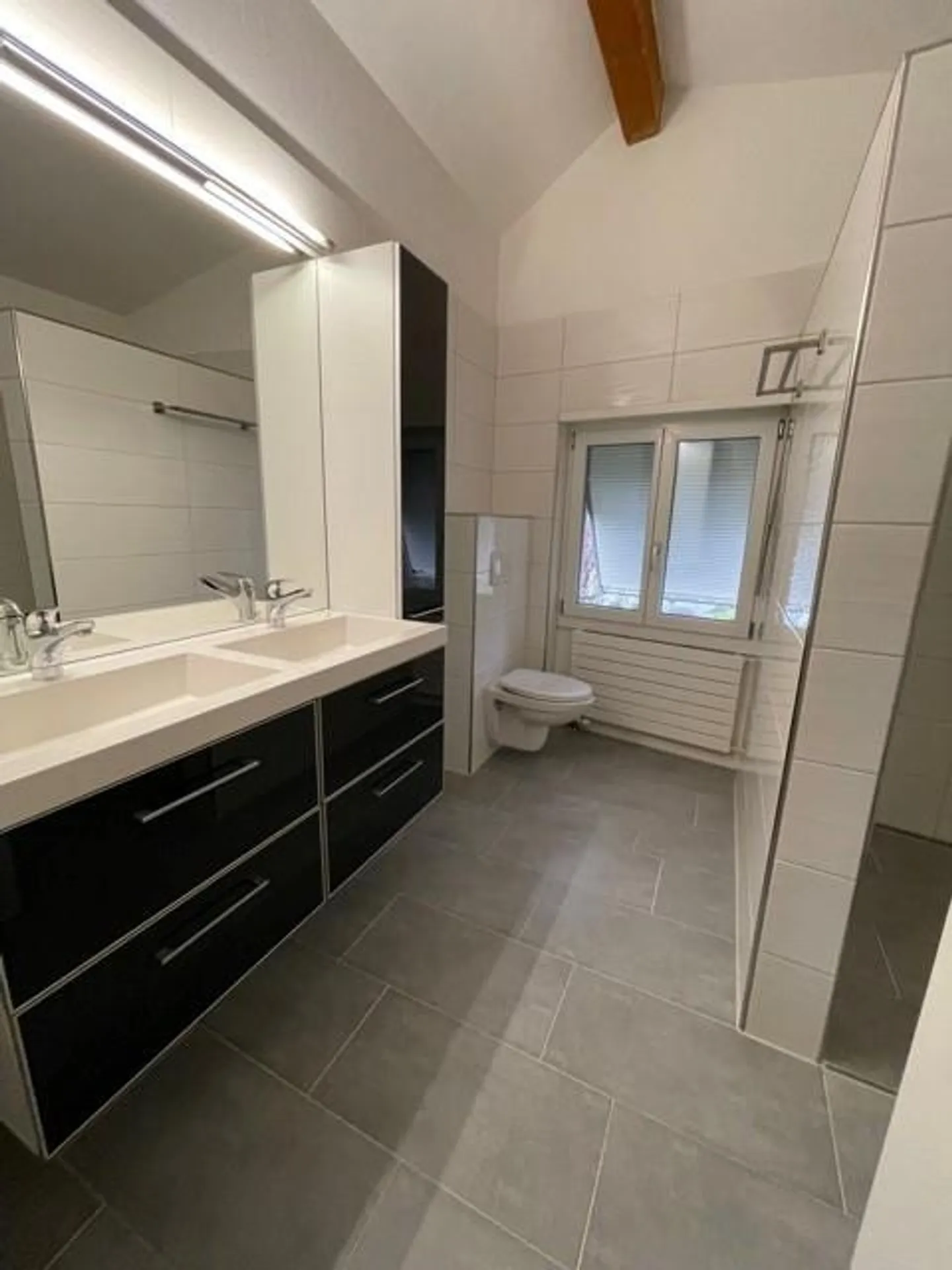 Appartamento attico 3.5 camere con terrazza, jacuzzi e stazione di ricarica elettrica - Foto 3 di 13