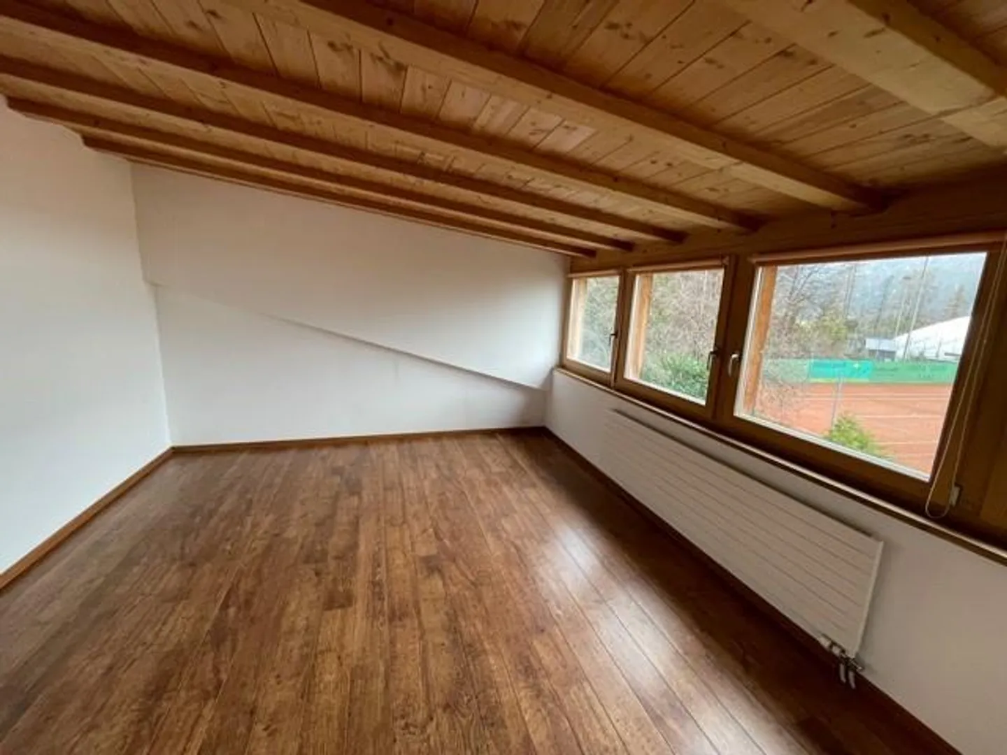 Appartamento attico 3.5 camere con terrazza, jacuzzi e stazione di ricarica elettrica - Foto 4 di 13