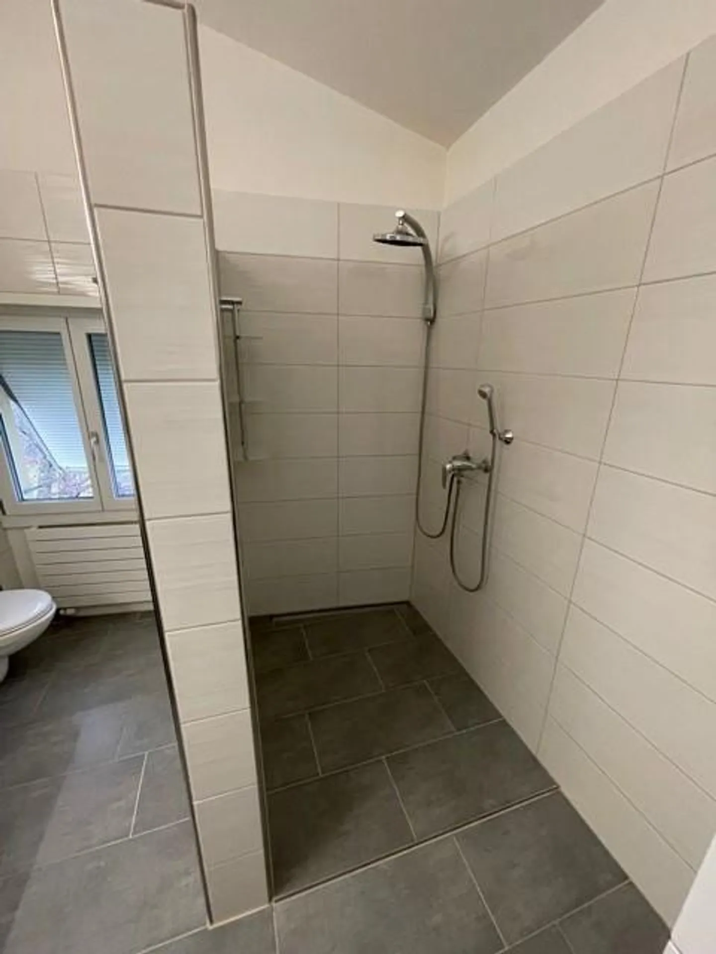 Appartamento attico 3.5 camere con terrazza, jacuzzi e stazione di ricarica elettrica - Foto 6 di 13