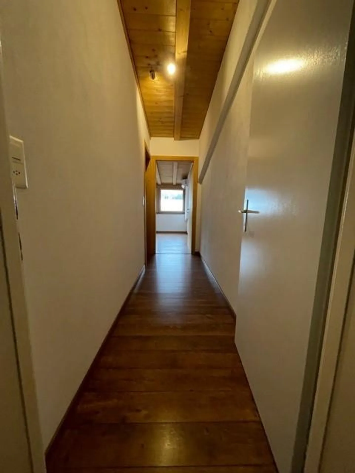 Appartamento attico 3.5 camere con terrazza, jacuzzi e stazione di ricarica elettrica - Foto 11 di 13