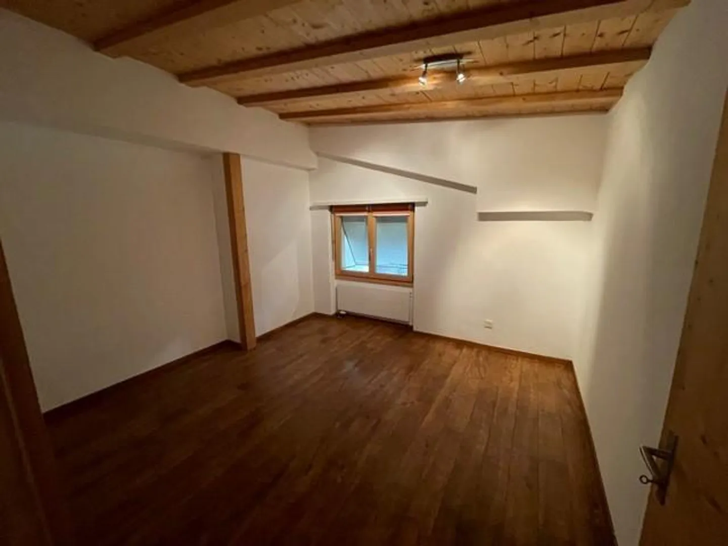 Appartamento attico 3.5 camere con terrazza, jacuzzi e stazione di ricarica elettrica - Foto 12 di 13