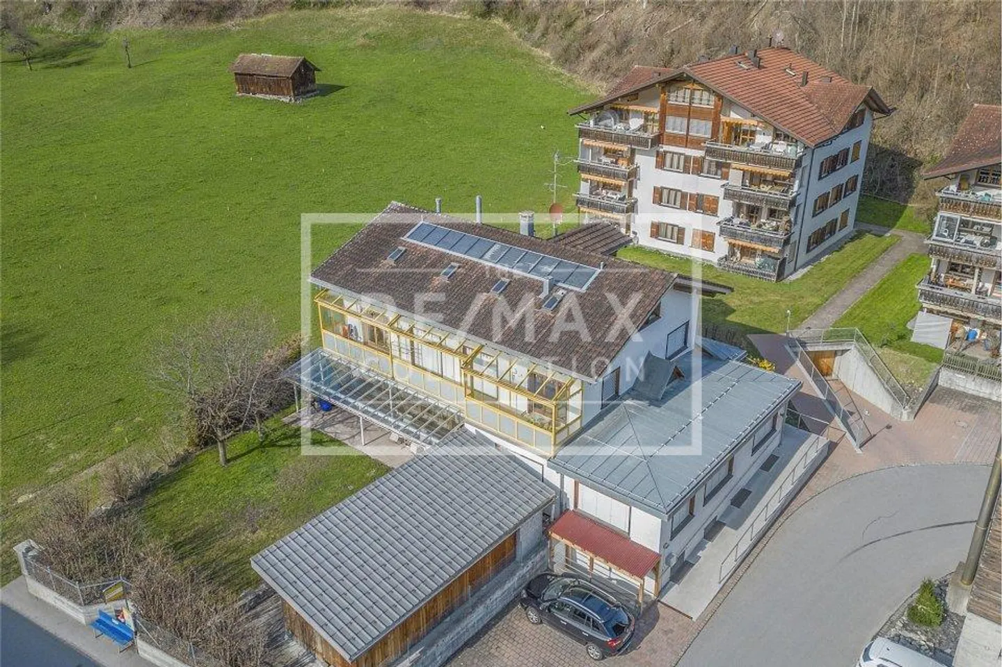 Grande casa unifamiliare con ufficio separato - Foto 1 di 13