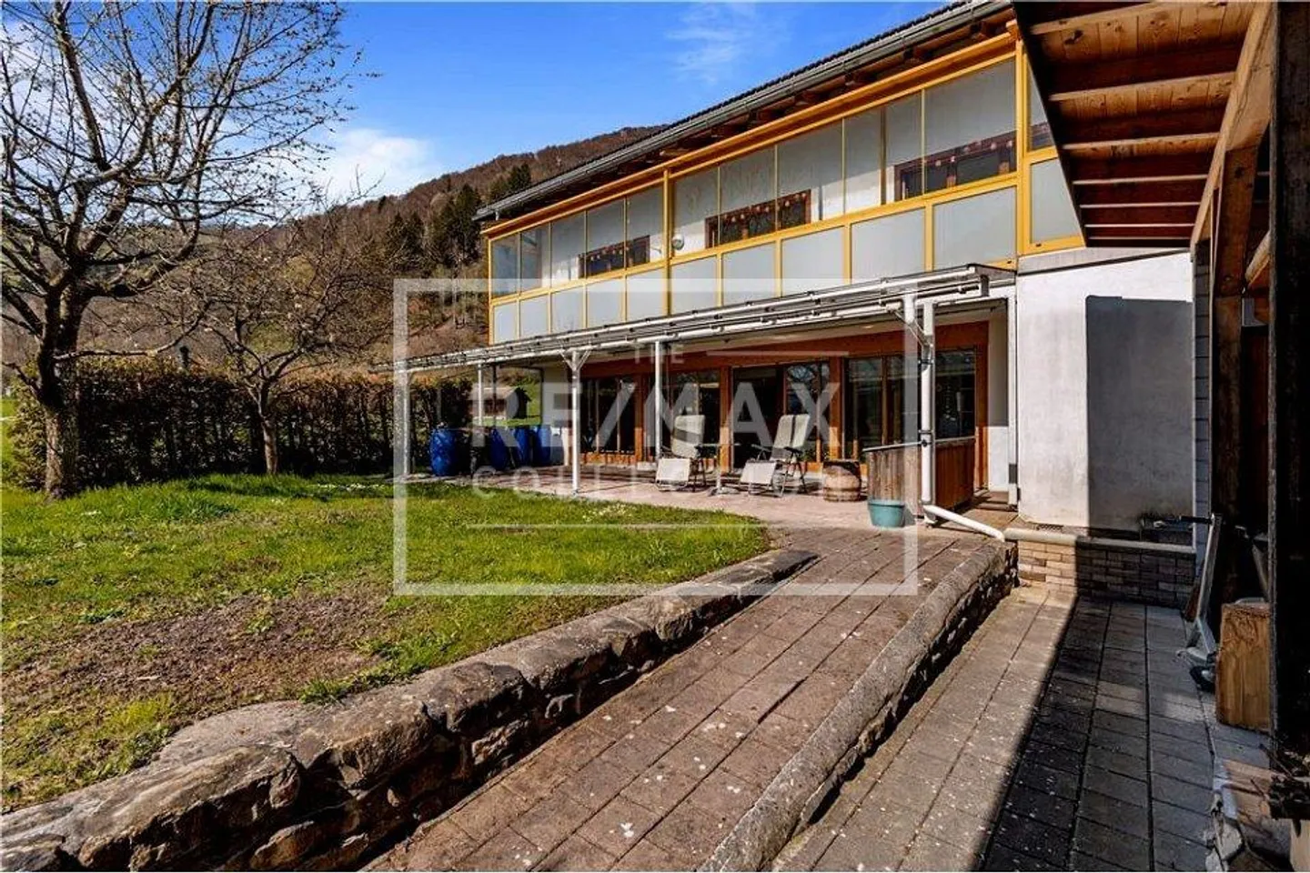 Grande casa unifamiliare con ufficio separato - Foto 3 di 13