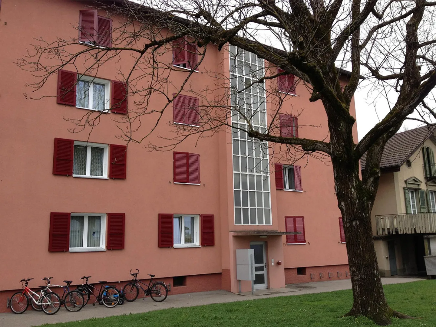 appartement pratique de 3 pièces au rez-de-chaussée - Photo 1 sur 9