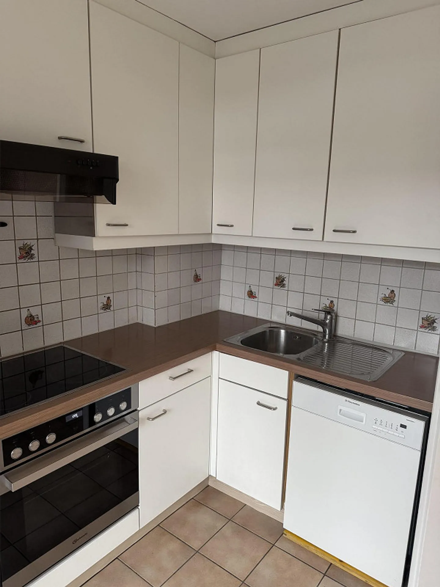 appartement pratique de 3 pièces au rez-de-chaussée - Photo 2 sur 9