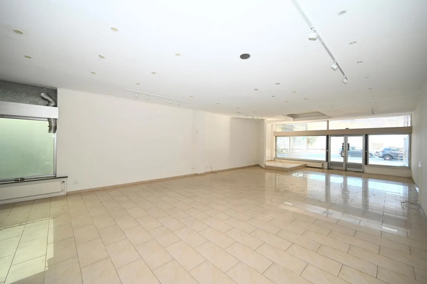 Prestigious Commercial Space on the Front Line by the Lake in Central Park - Photo 6 of 11