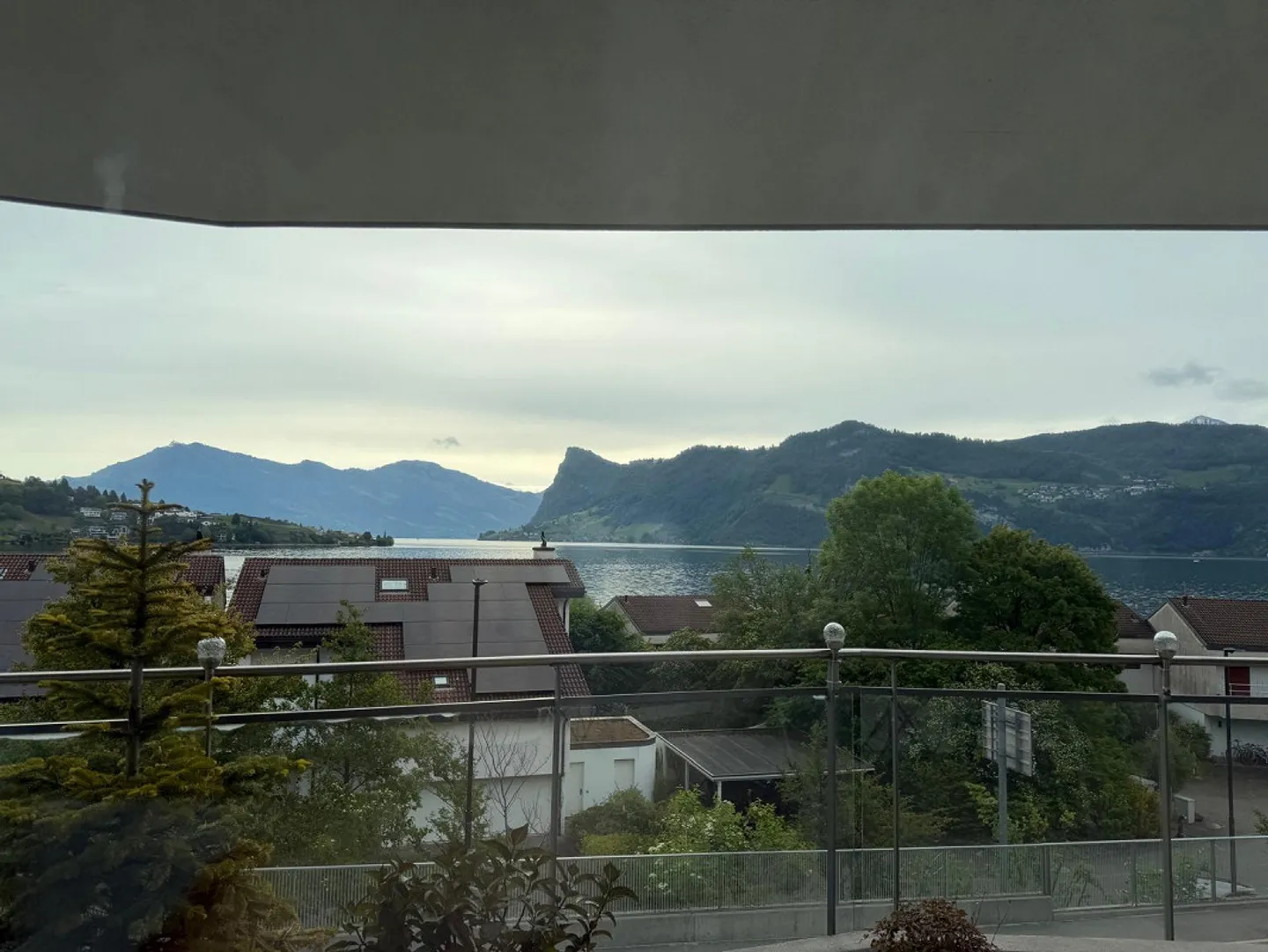Large 5.5 Room Apartment with Beautiful Lake and Mountain View - Photo 2 of 5