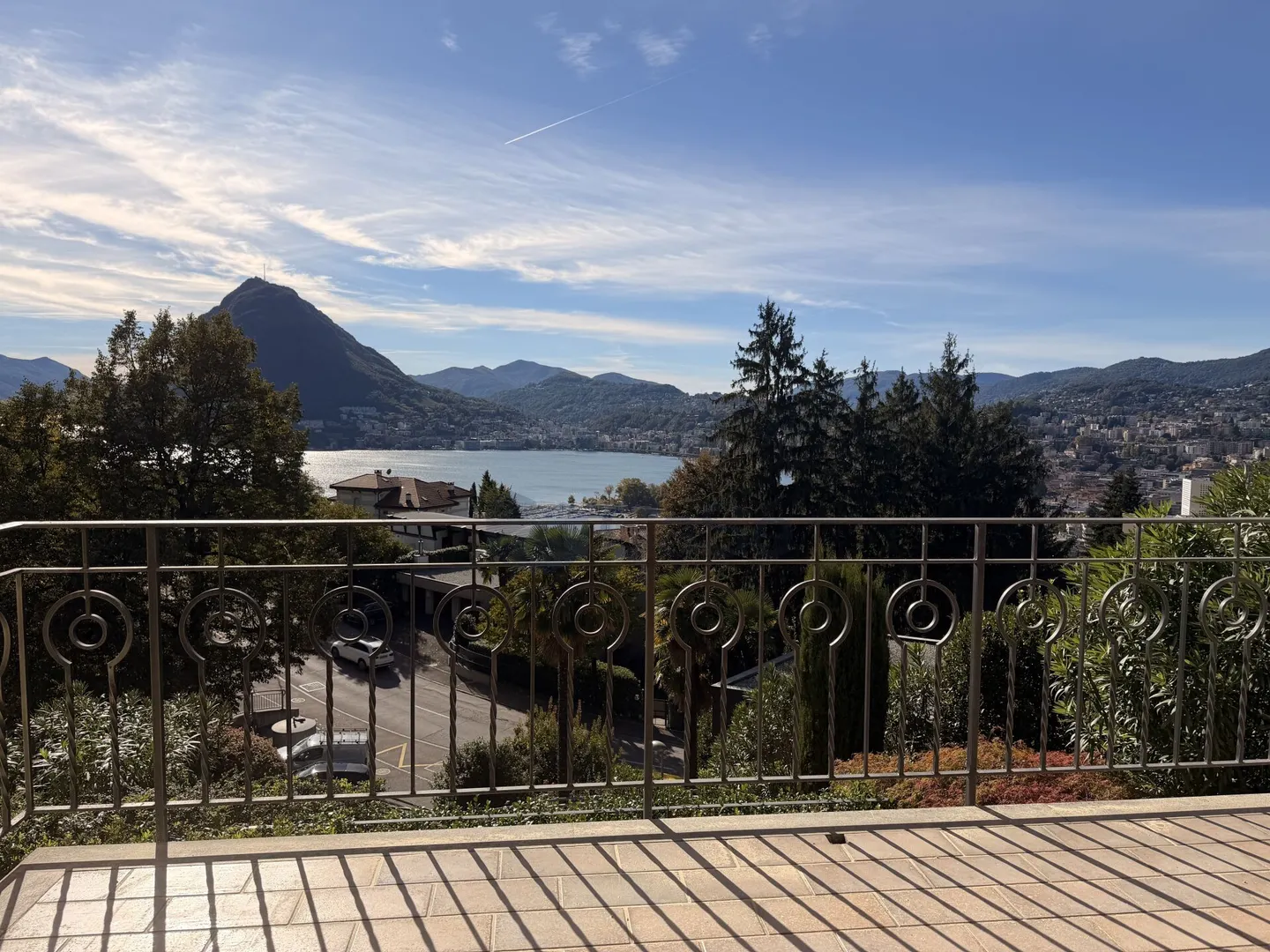 CaSe Real Estate | 130 M² | 3 BEDROOMS | LARGE TERRACE WITH LAKE VIEW | GARDEN | 2 PARKING SPACES - Photo 2 of 3