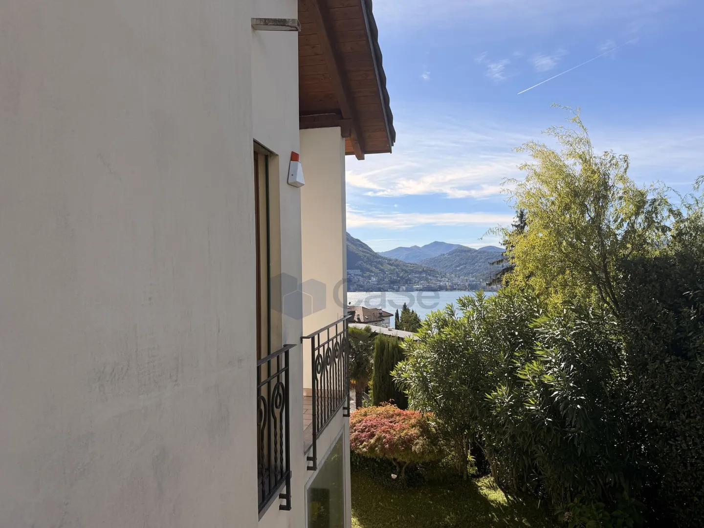 CaSe Real Estate | 130 M² | 3 BEDROOMS | LARGE TERRACE WITH LAKE VIEW | GARDEN | 2 PARKING SPACES - Photo 3 of 3