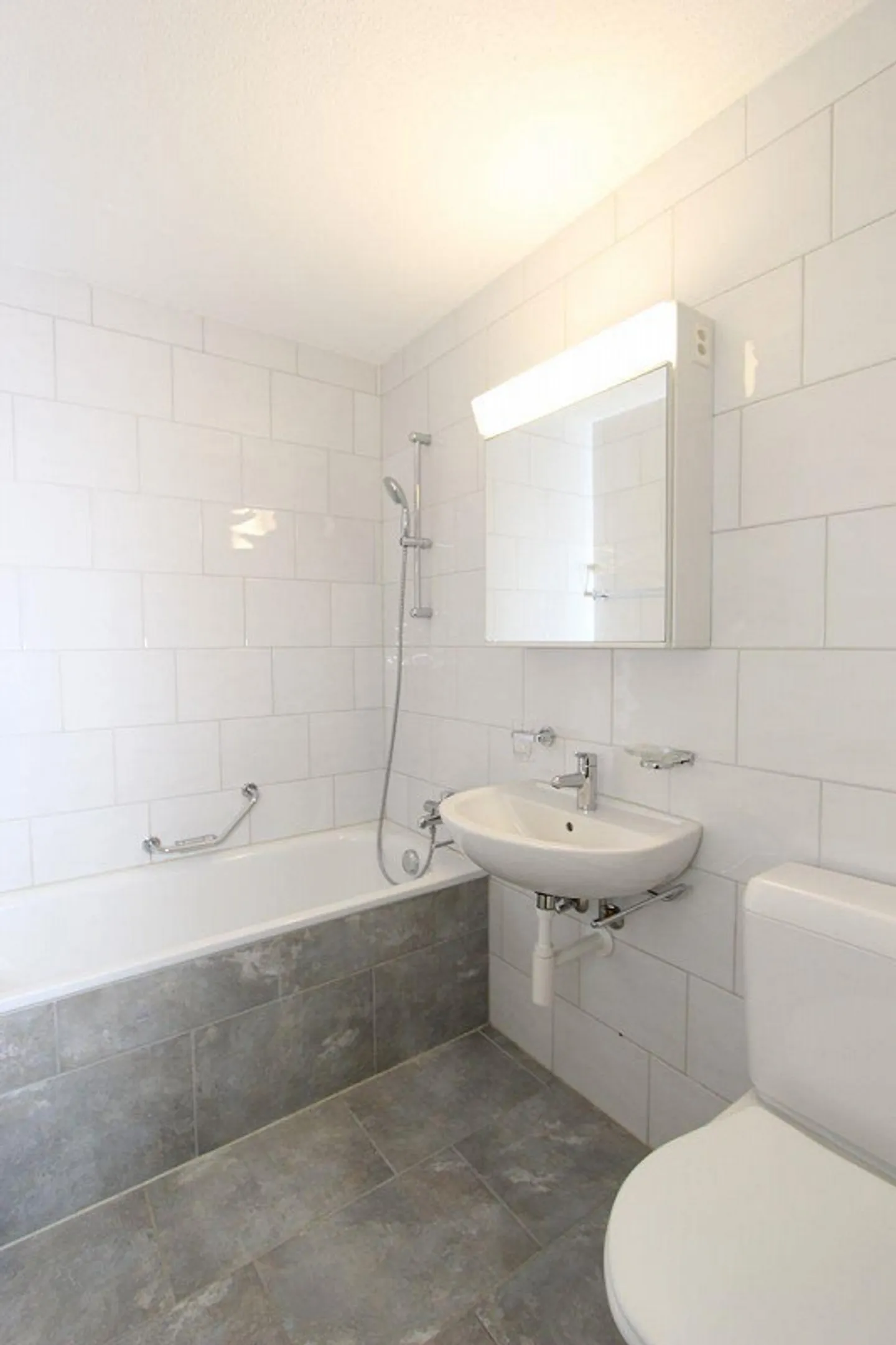 Bright and spacious 3.5 room apartment seeks new tenant! - Photo 1 of 7