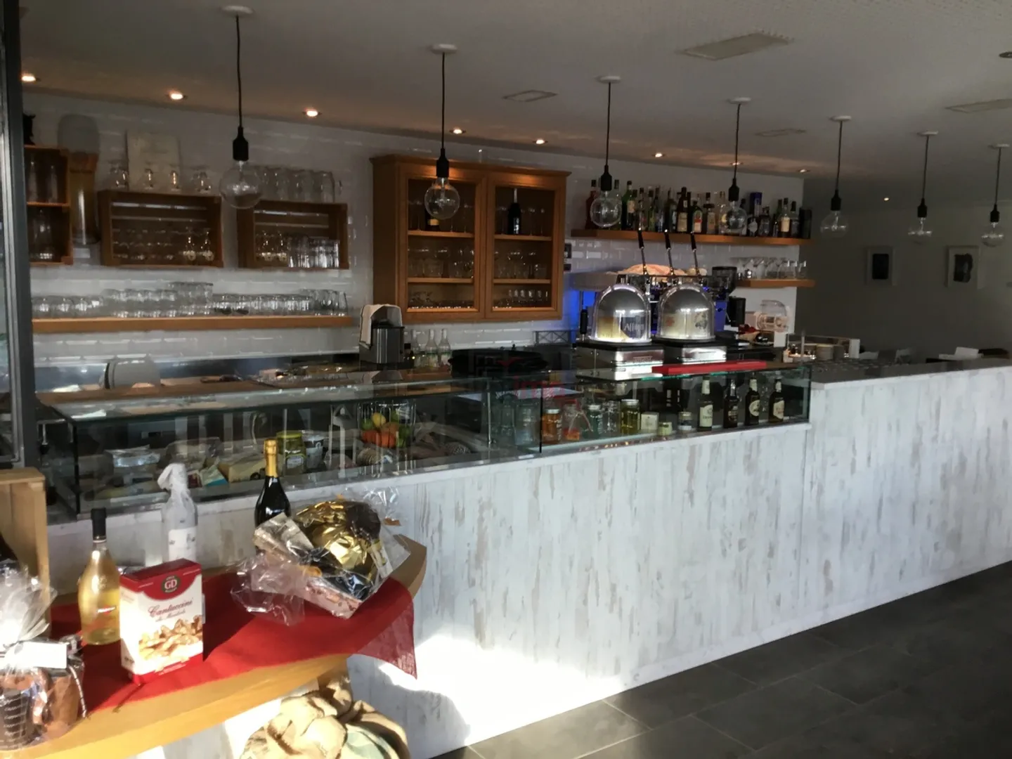 Local commercial de 120 m2 avec vitrine et terrasse de 150 m2. - Photo 1 sur 7