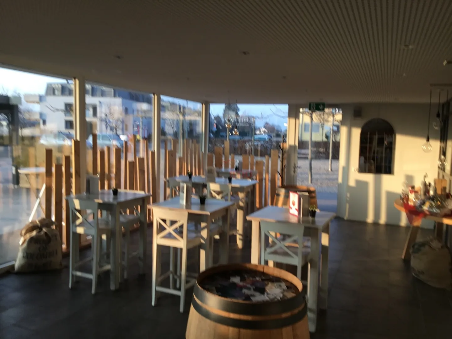 Local commercial de 120 m2 avec vitrine et terrasse de 150 m2. - Photo 2 sur 7